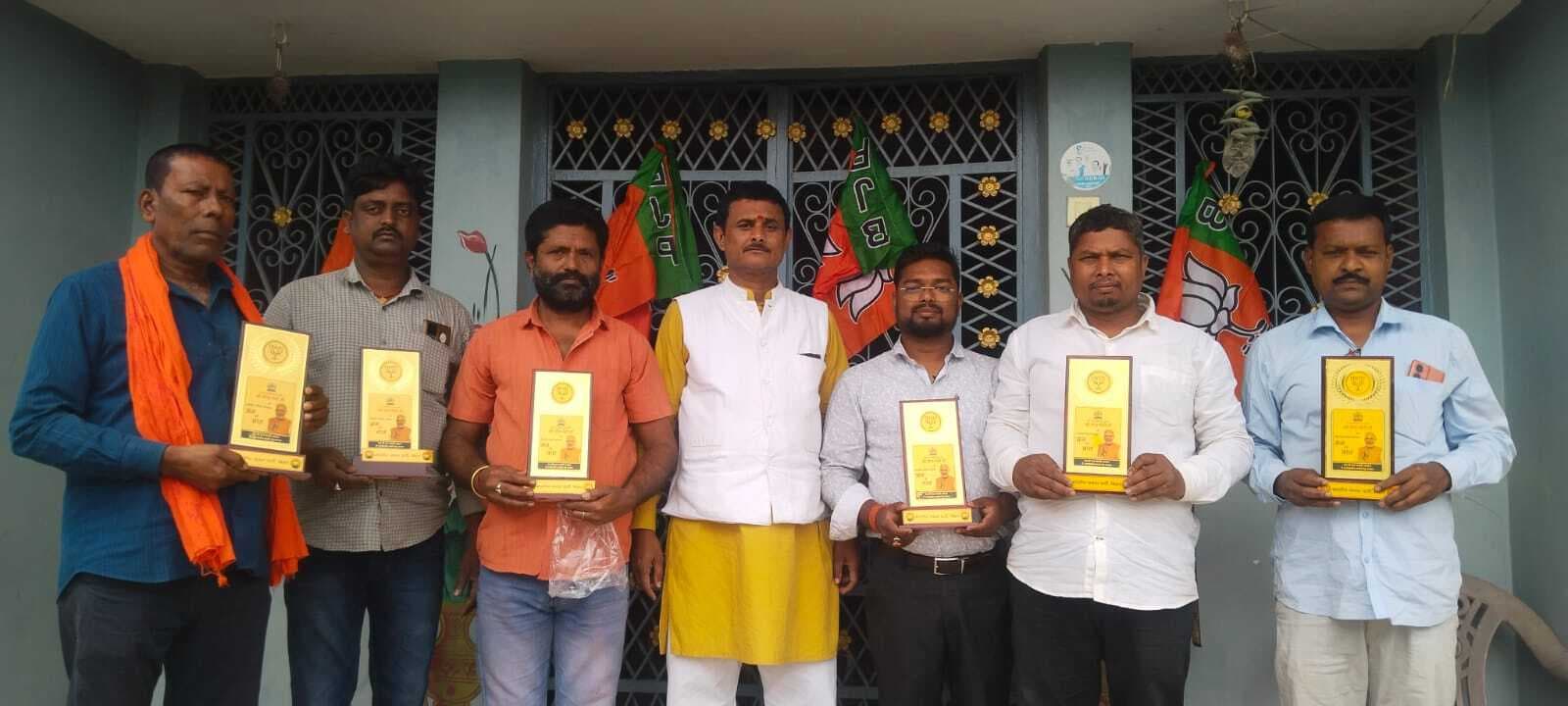 मन की बात कार्यक्रम में बेहतर करने वाले पंचायत अध्यक्षों को मिला मेडल