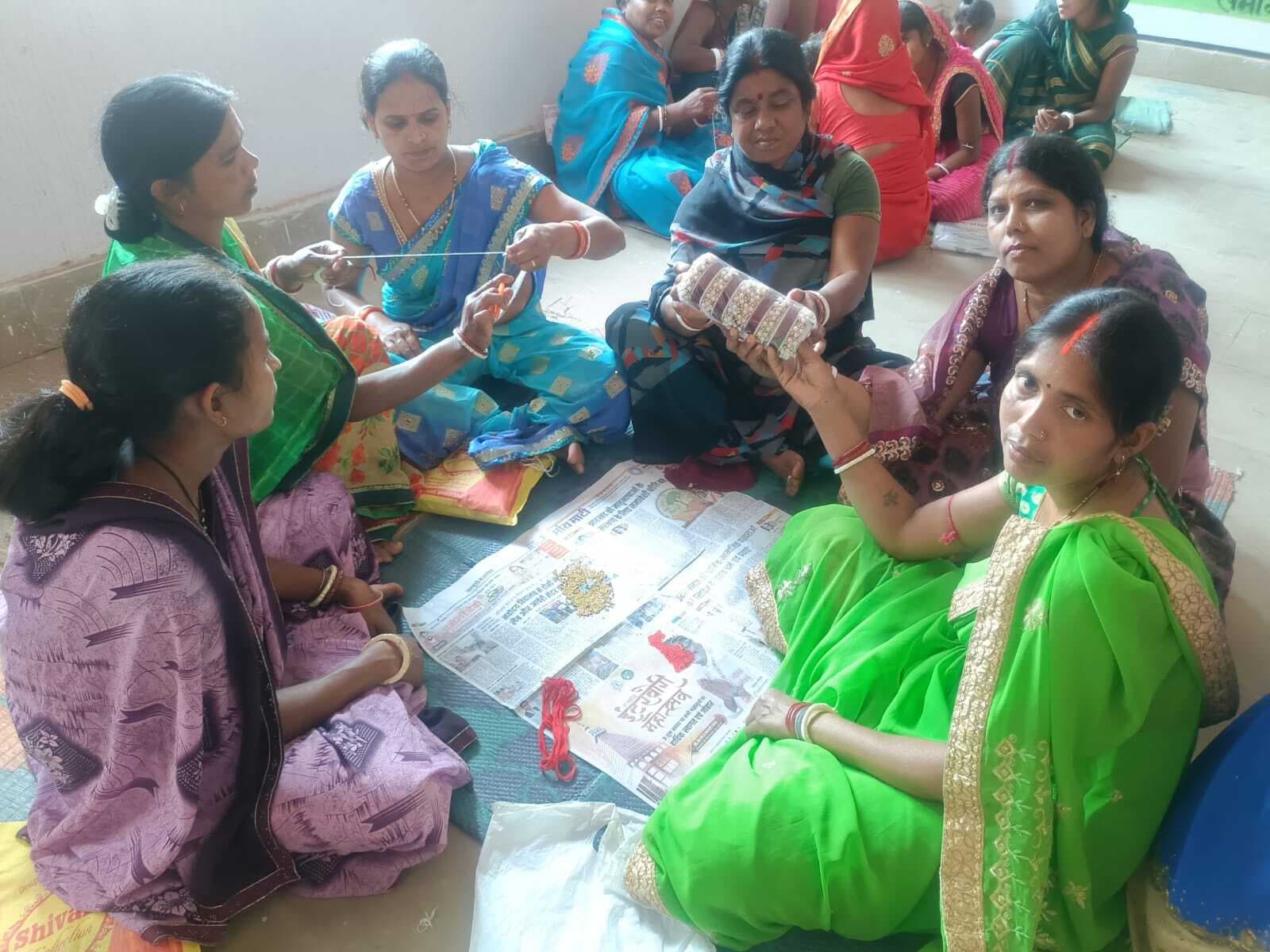शिविर में महिलाओं को मिला मंगलसूत्र बनाने का प्रशिक्षण