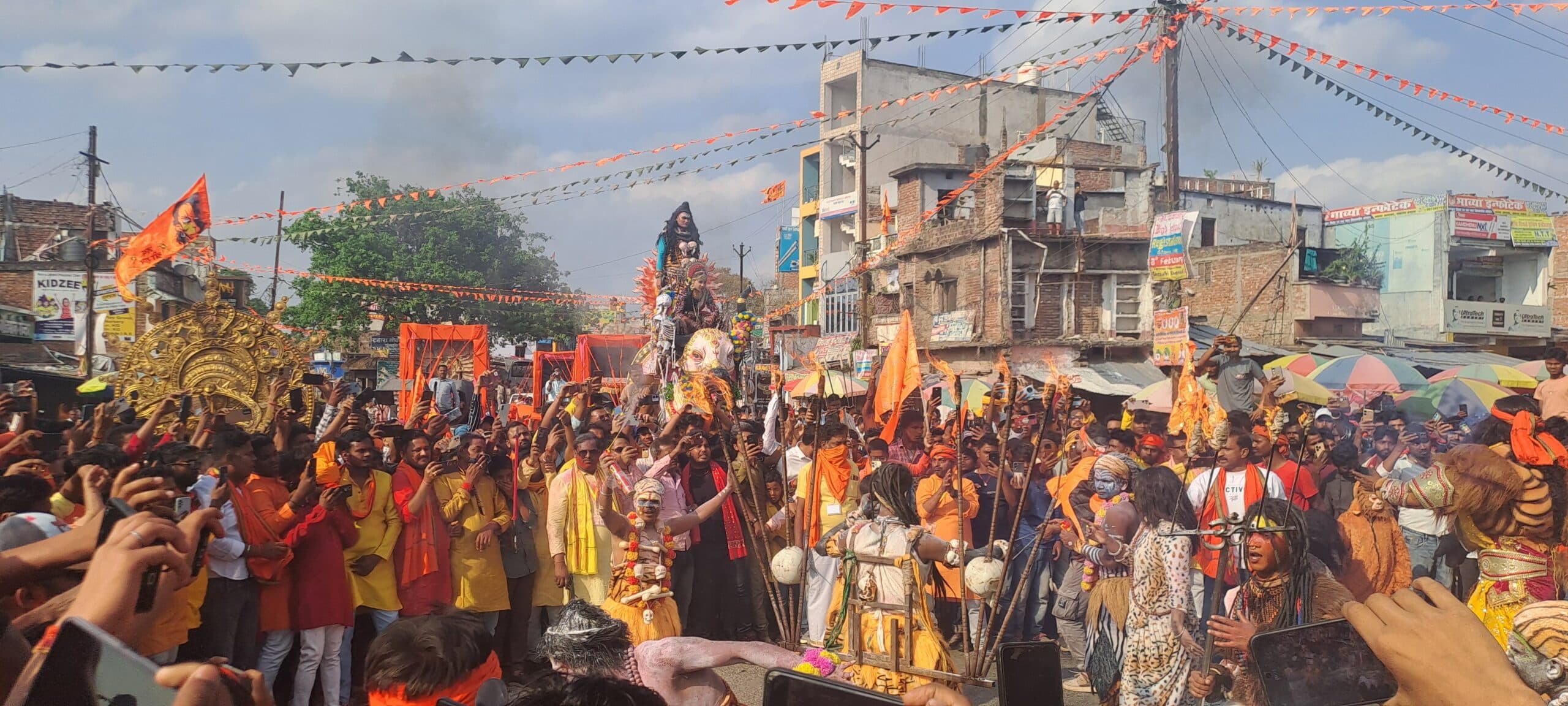 गुलाबदास ठाकुरबाड़ी से निकाली गयी भव्य शोभायात्रा, अघोरी टीम रहा आकर्षण का केंद्र