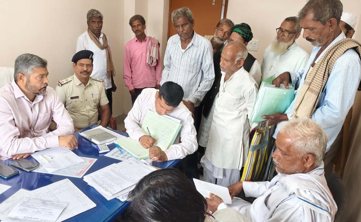 जनता दरबार में तीन मामले निष्पादित