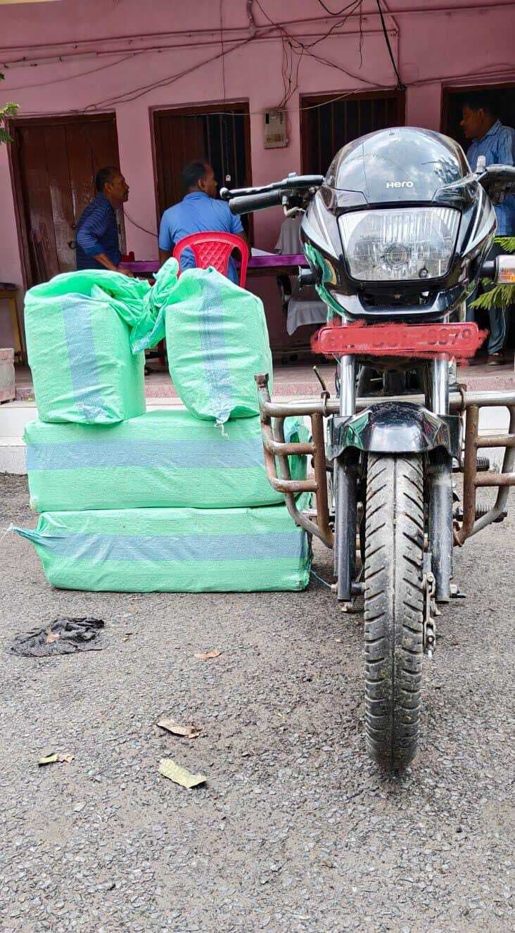 126 लीटर शराब के साथ चोरी की बाइक जब्त