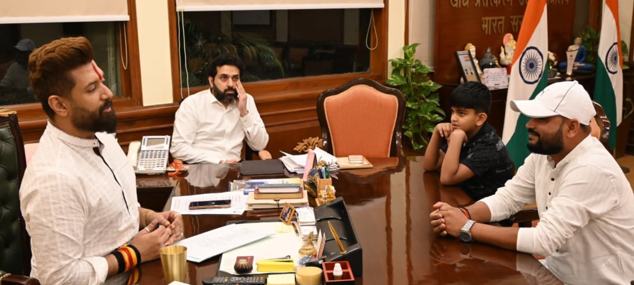 केन्द्रीय मंत्री से मिले जिलाध्यक्ष, काढ़ागोला गंगा पुल की मांग की