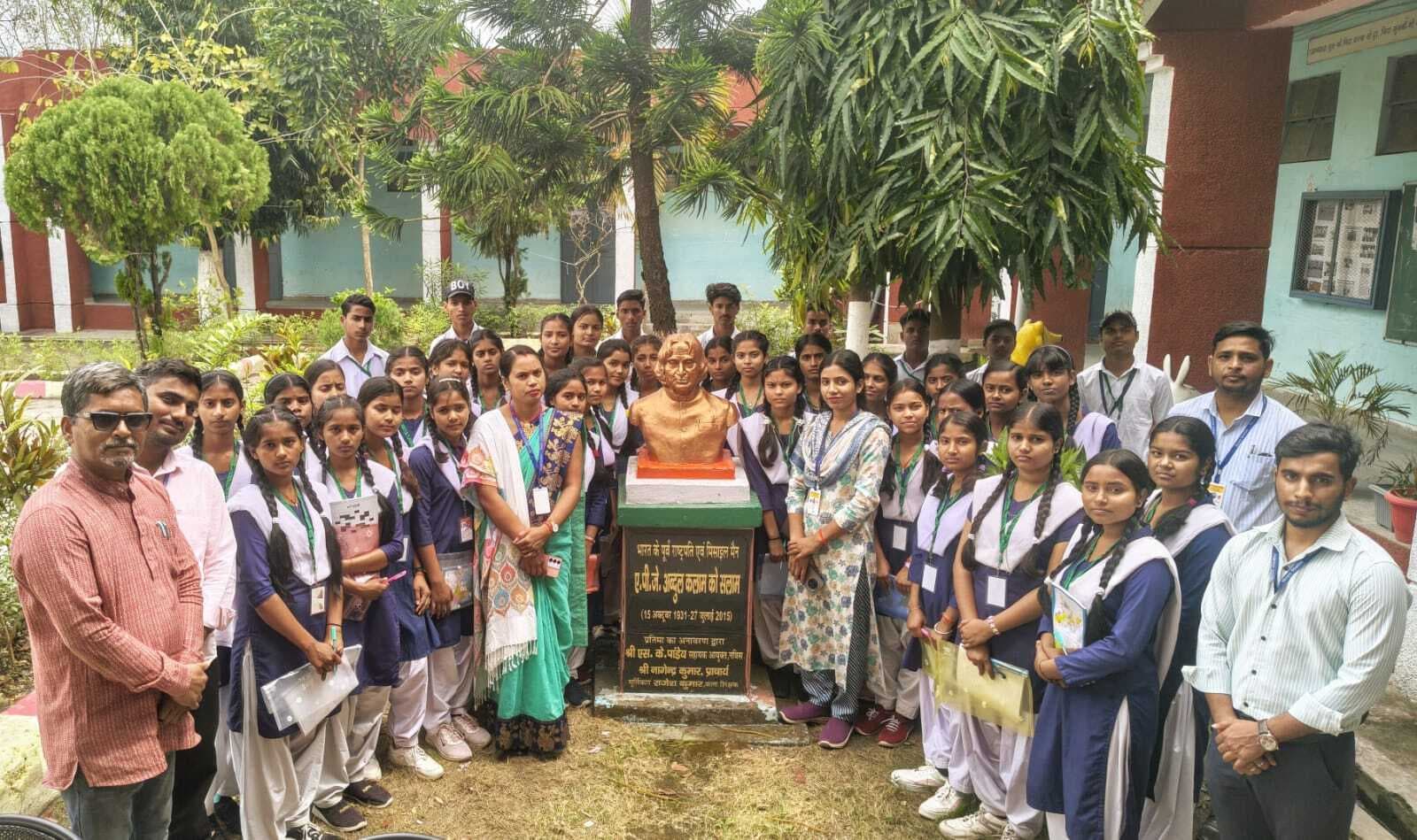 छात्रों ने किया नवोदय विद्यालय का भ्रमण