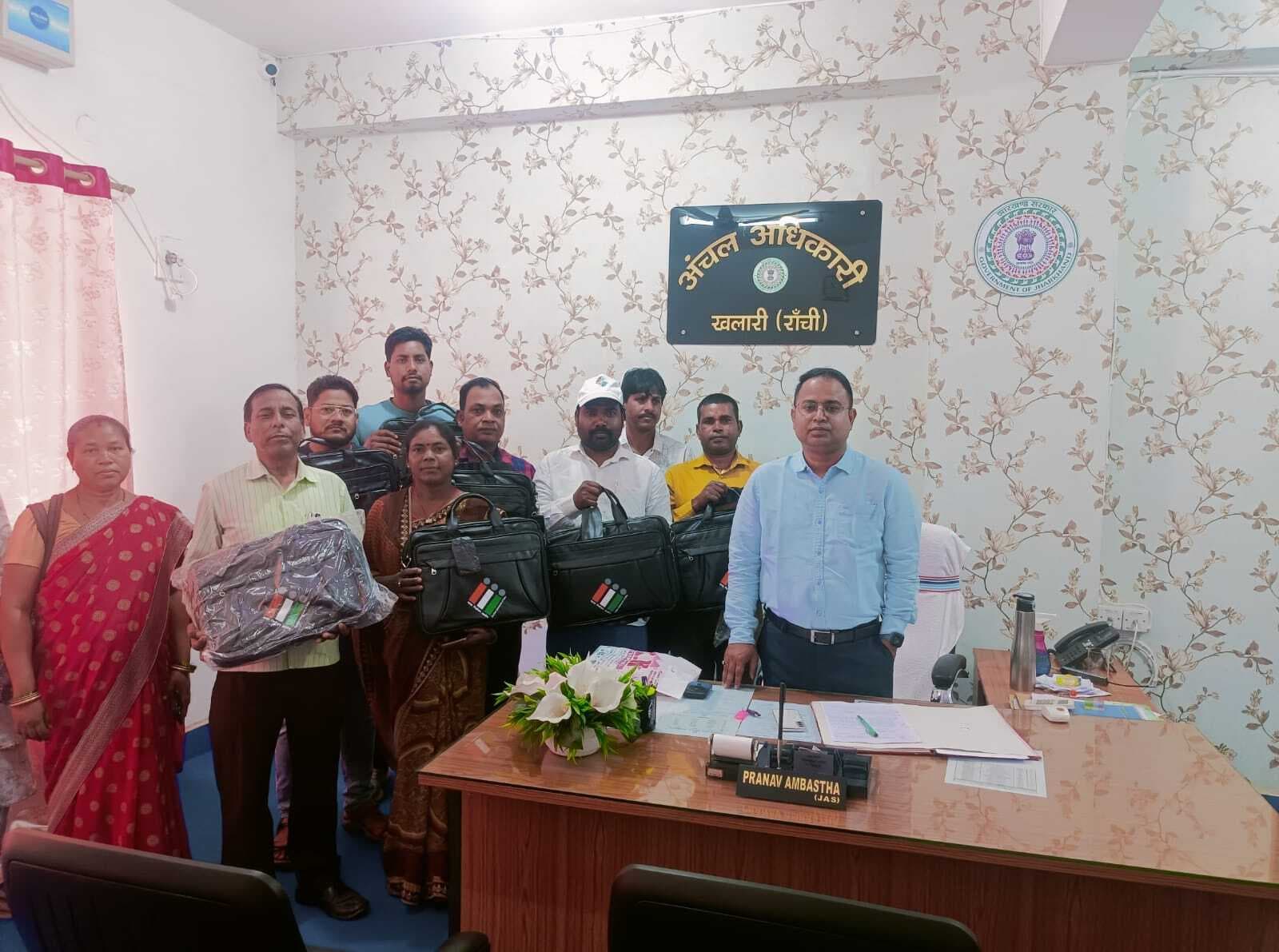 बीएलओ व बीएलओ पर्यवेक्षकों के बीच सामग्री का वितरण