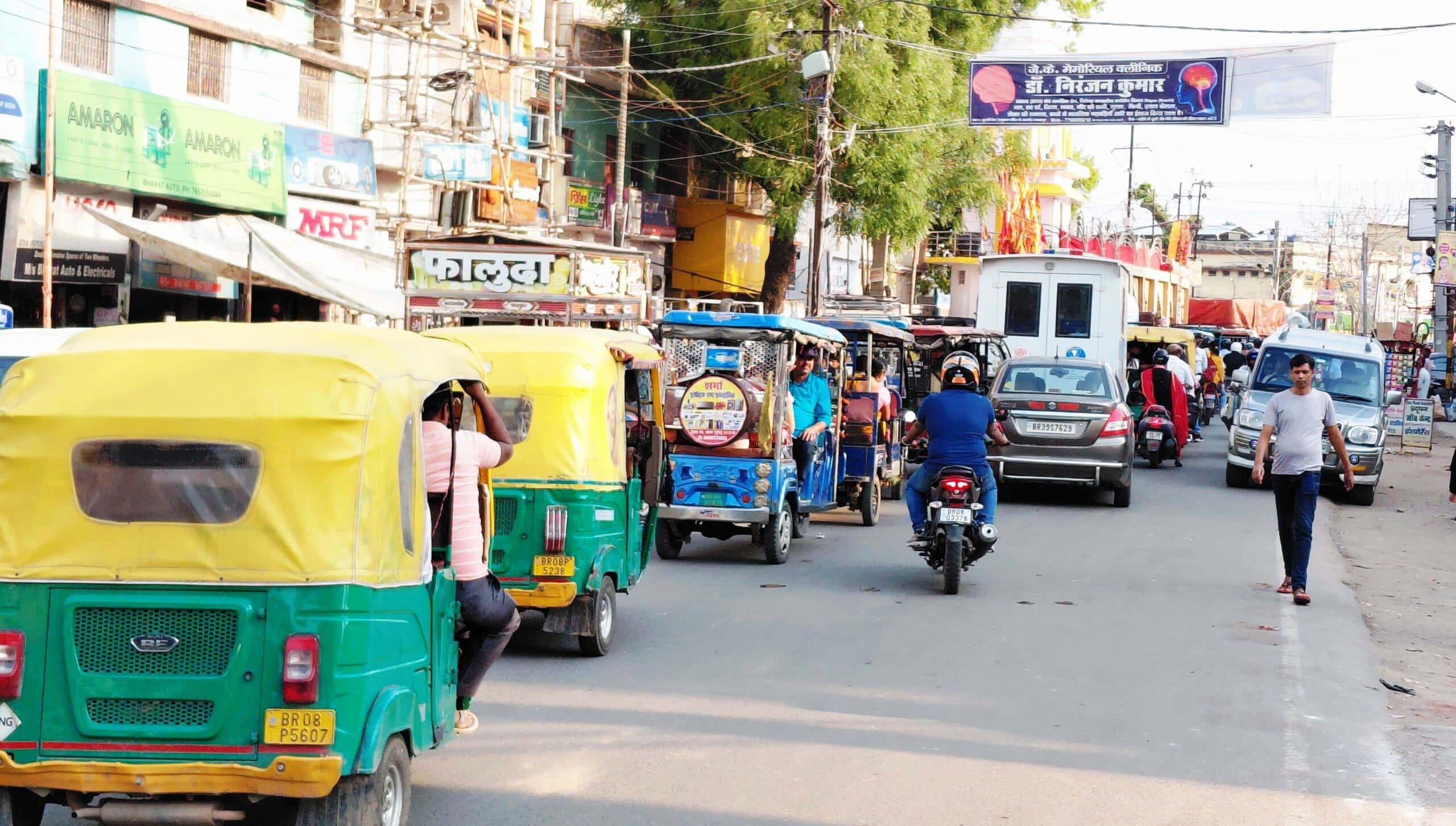 रेल नगरी जमालपुर जाम से बेहाल, सड़कों पर फंसे रहे लोग