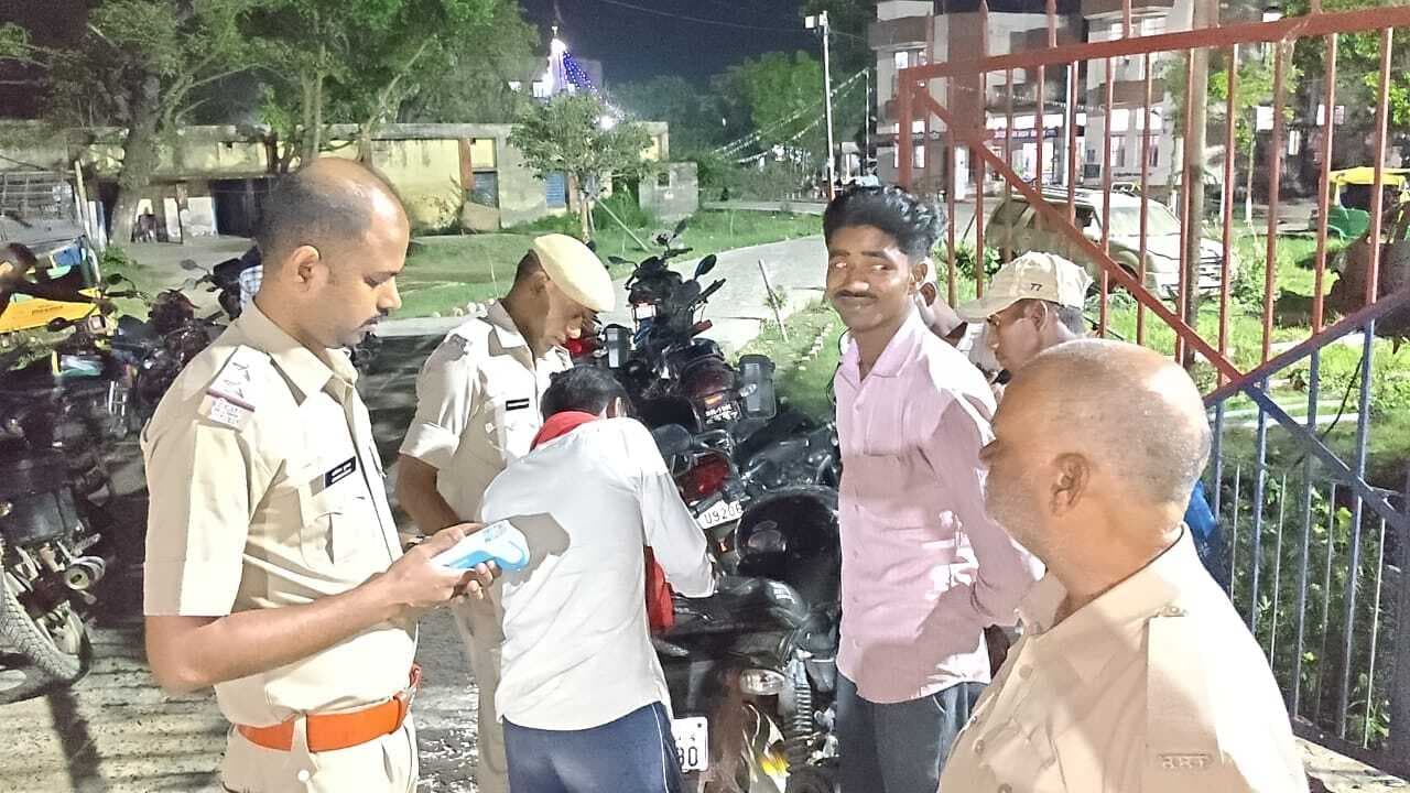 वाहन जांच में डिफाल्टर वाहन चालकों से वसूला 25 हजार रुपये जुर्माना