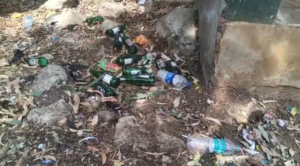 Giridih News :शाम के बाद राजकीय बुनियादी विद्यालय में लगता है असामाजिक तत्वों का जमावड़ा