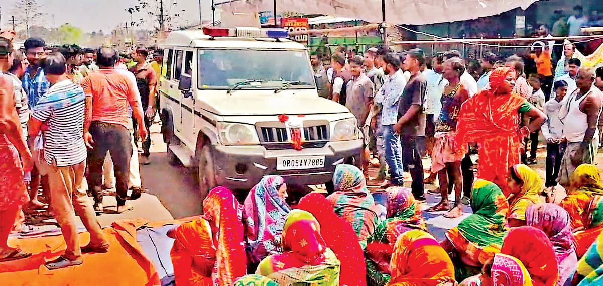 Sambalpur News: ग्रामीणों ने जीप समेत पुलिसकर्मियों को बनाया बंधक