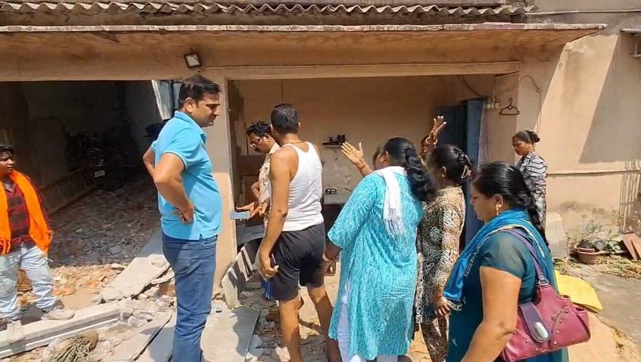 Jamshedpur News : मानगो : भाजपा नेता पर दबंगई का आरोप, तलवार लेकर महिला के घर पहुंचे, हंगामा