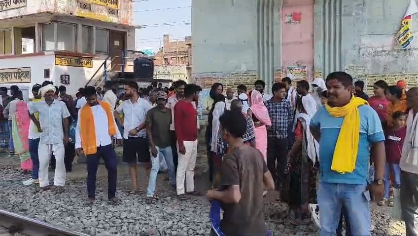 कुदरा में ट्रेन की चपेट में आने से महिला की मौत