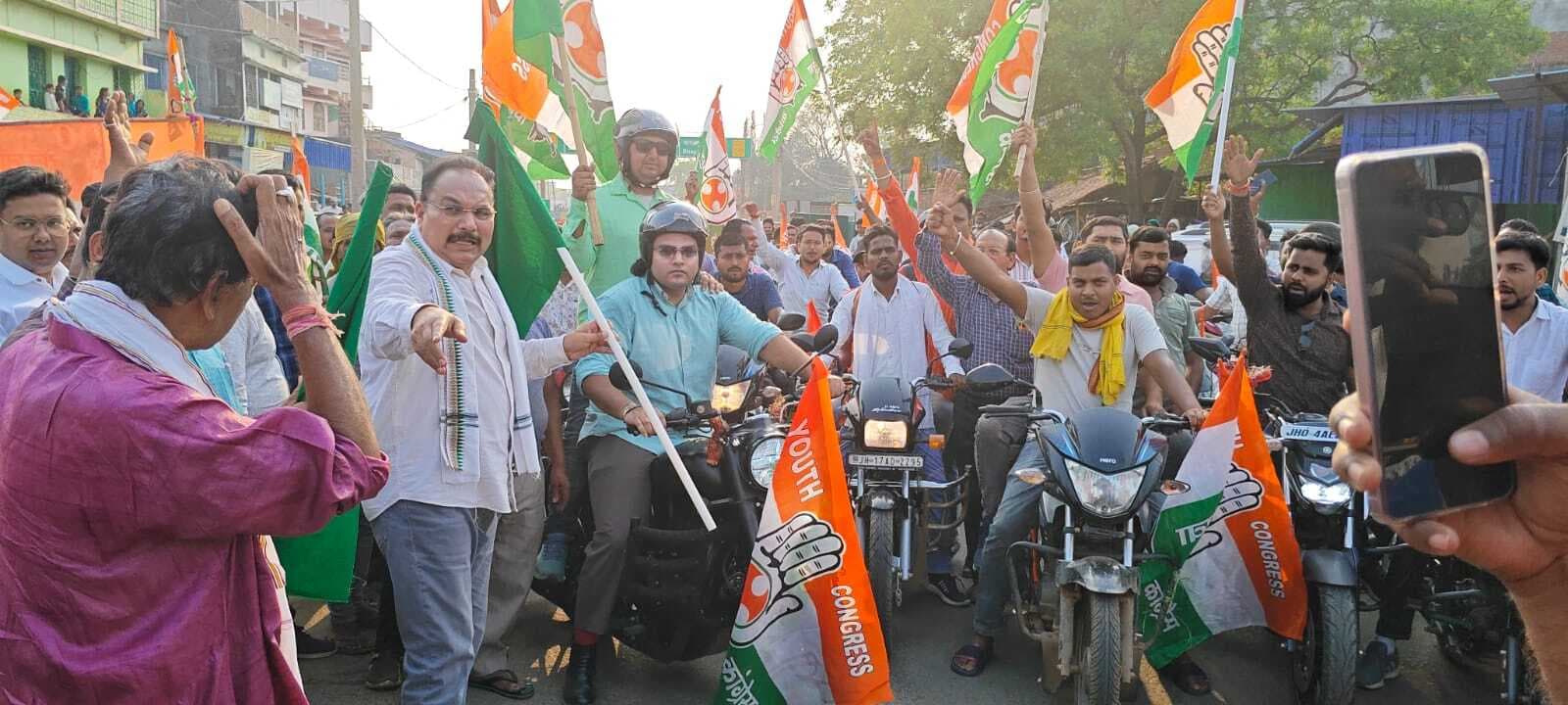 हंसडीहा से गोड्डा तक बाइक मार्च कर टोल प्लाजा का किया विरोध