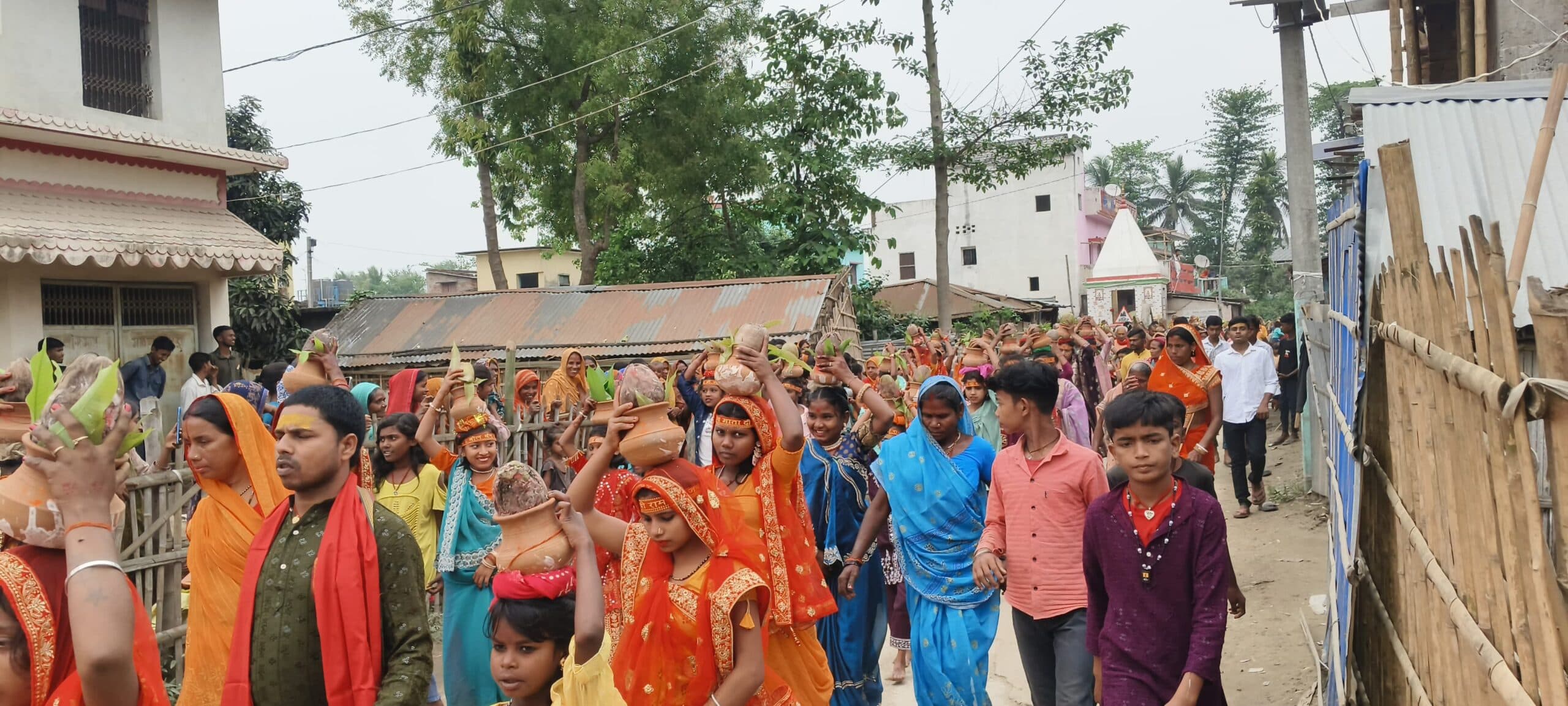 खाड़ा में चार दिवसीय रामधुनी महायज्ञ को लेकर निकाली गई कलश शोभायात्रा