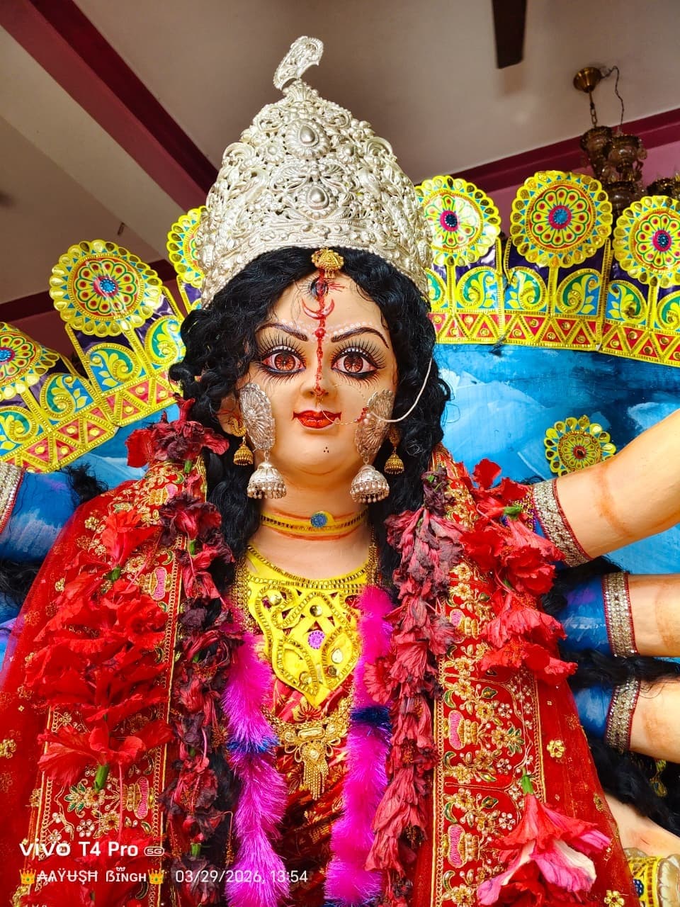 भक्तों ने नम आंखों से दी मां दुर्गा की प्रतिमा को विदाई