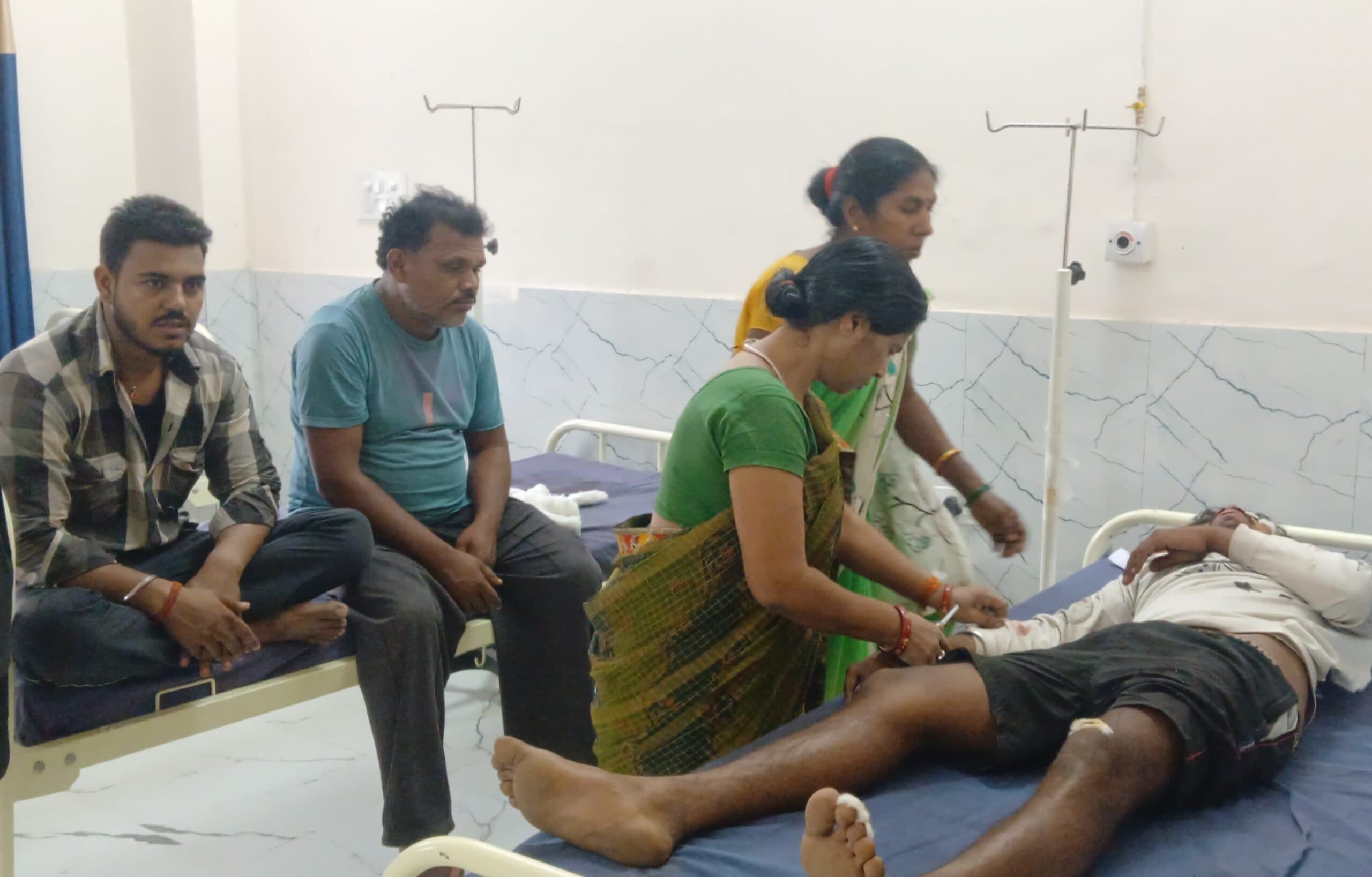 बाईक की आपस में टक्कर में तीन युवक घायल