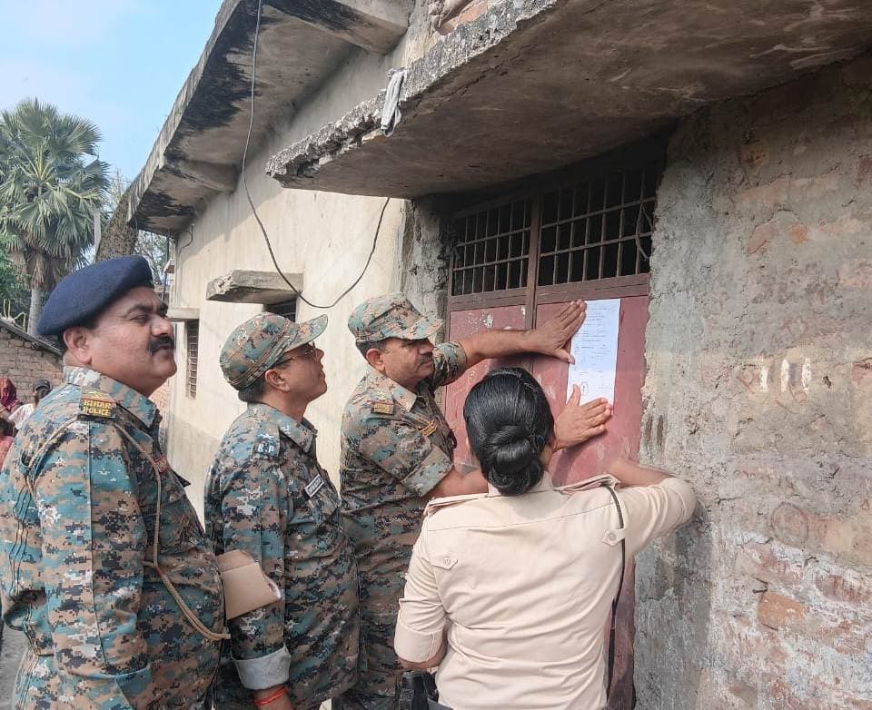 राबो पासवान हत्याकांड के फरार दो अपरोपियों के घर पुलिस ने चिपकाया इश्तेहार