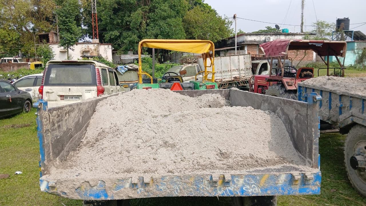 अवैध खनन पर कार्रवाई, दो ट्रैक्टर जब्त