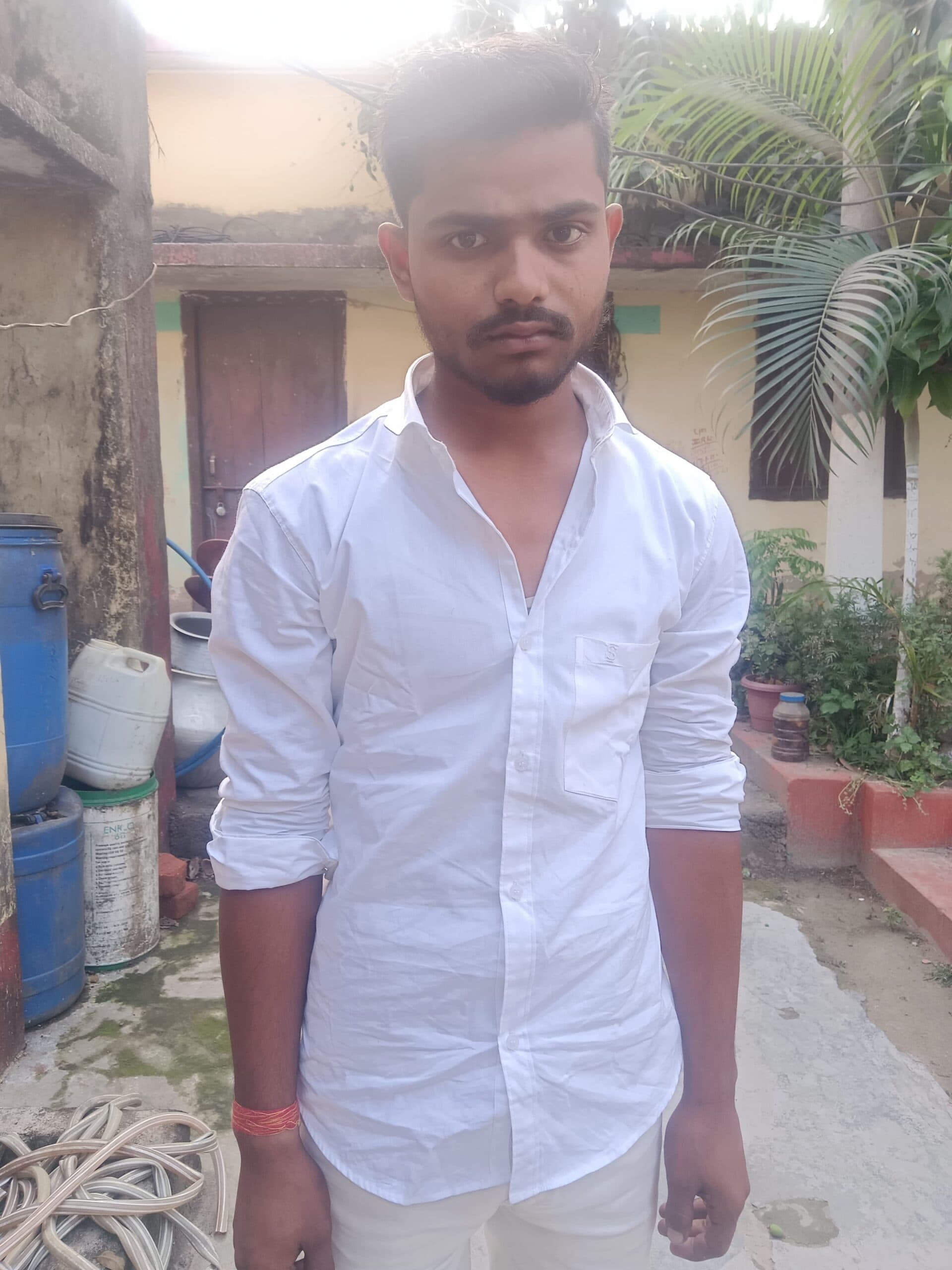 कलश शोभायात्रा में युवक कट्टा लेकर हुआ शामिल, गिरफ्तार