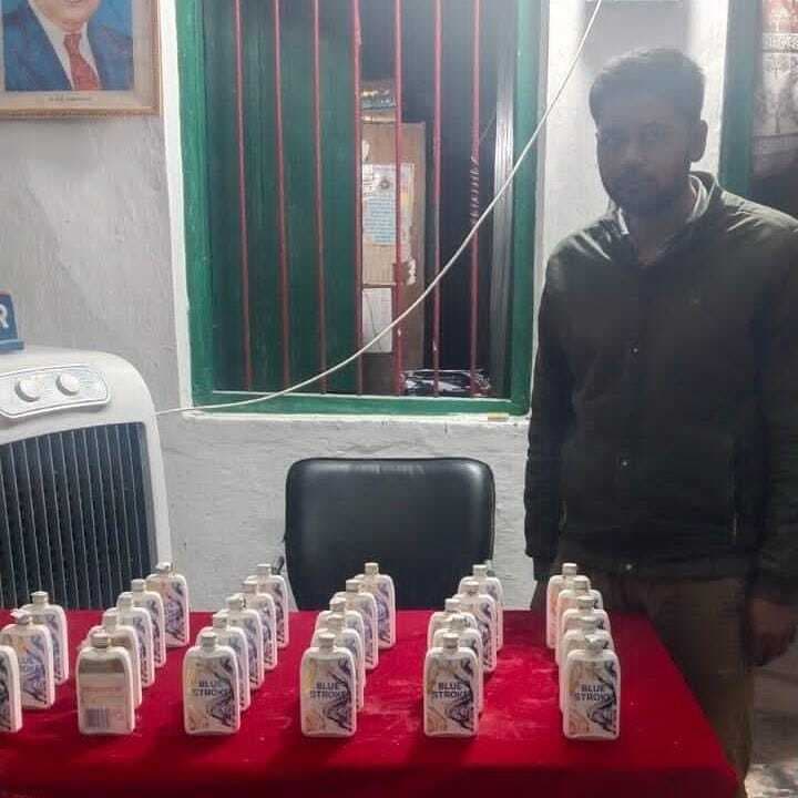किराना दुकान से विदेशी शराब बरामद, एक कारोबारी गिरफ्तार