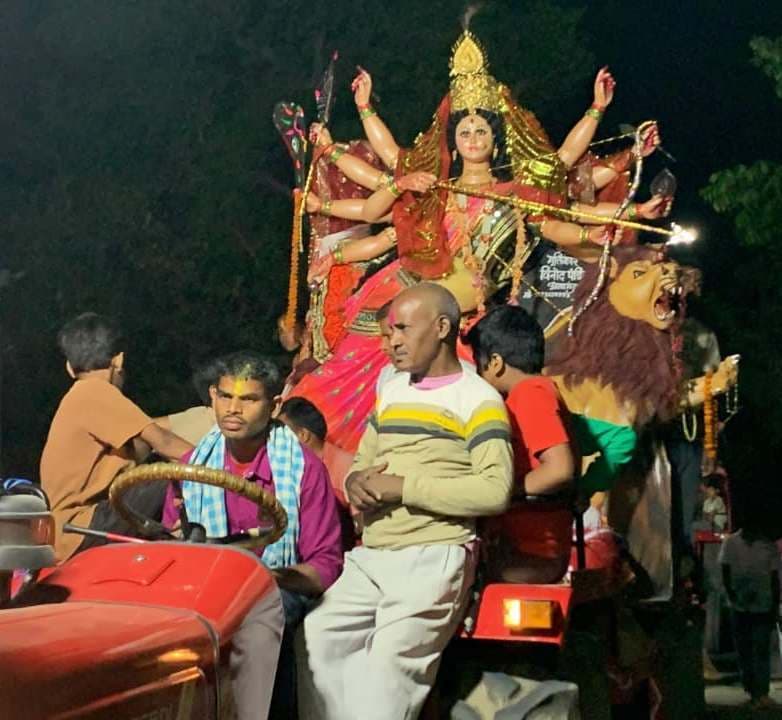 गाजे-बाजे के साथ निकली मां दुर्गा प्रतिमा की विसर्जन यात्रा