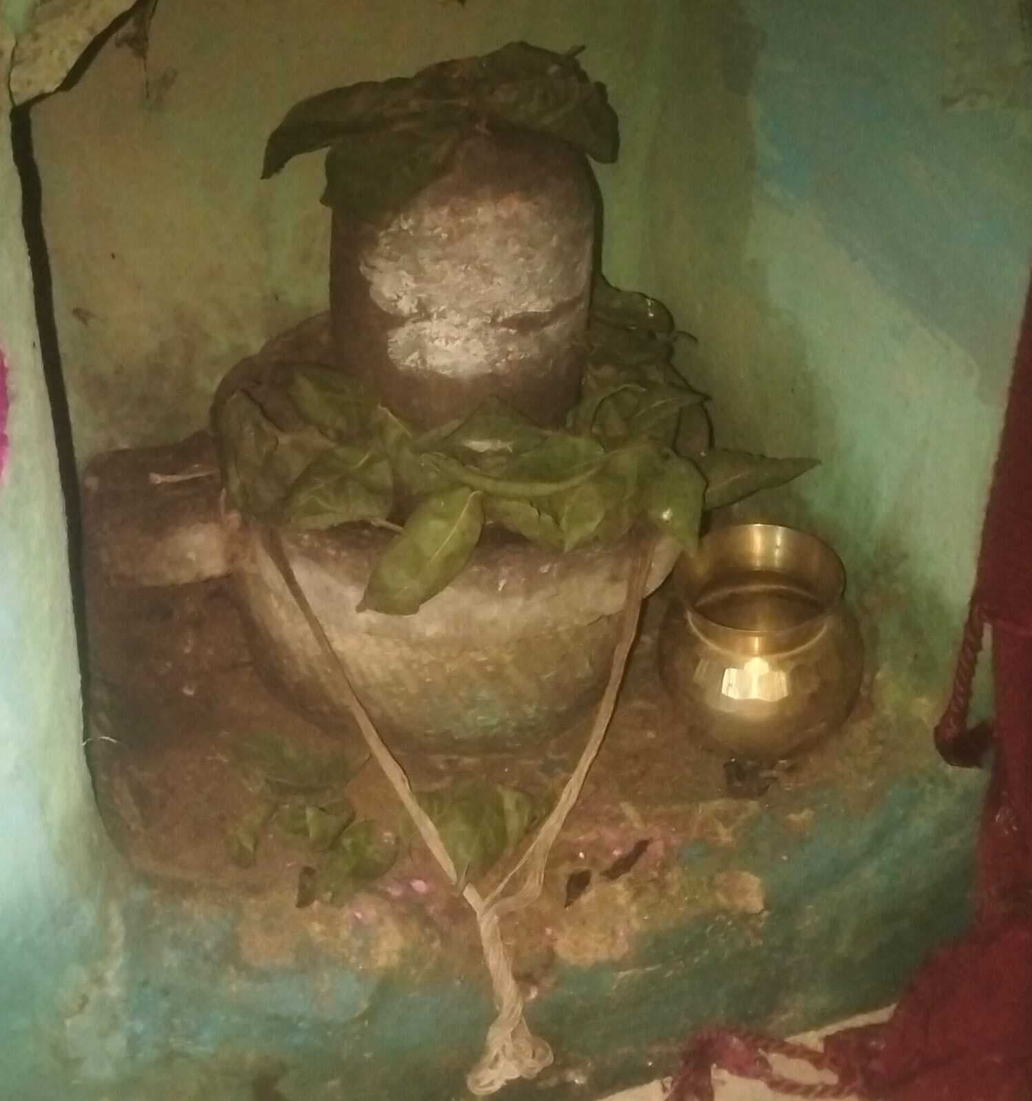 जंगल में ट्रेंच कटिंग निकला शिवलिंग, बना है चर्चा का विषय