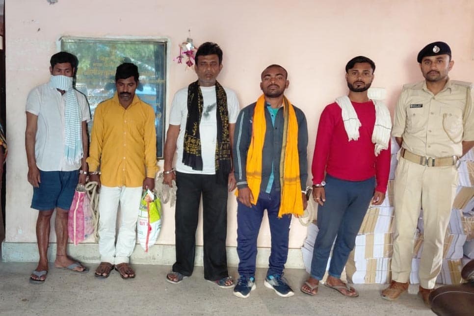 शराब के साथ महिला सहित तीन तस्कर गिरफ्तार