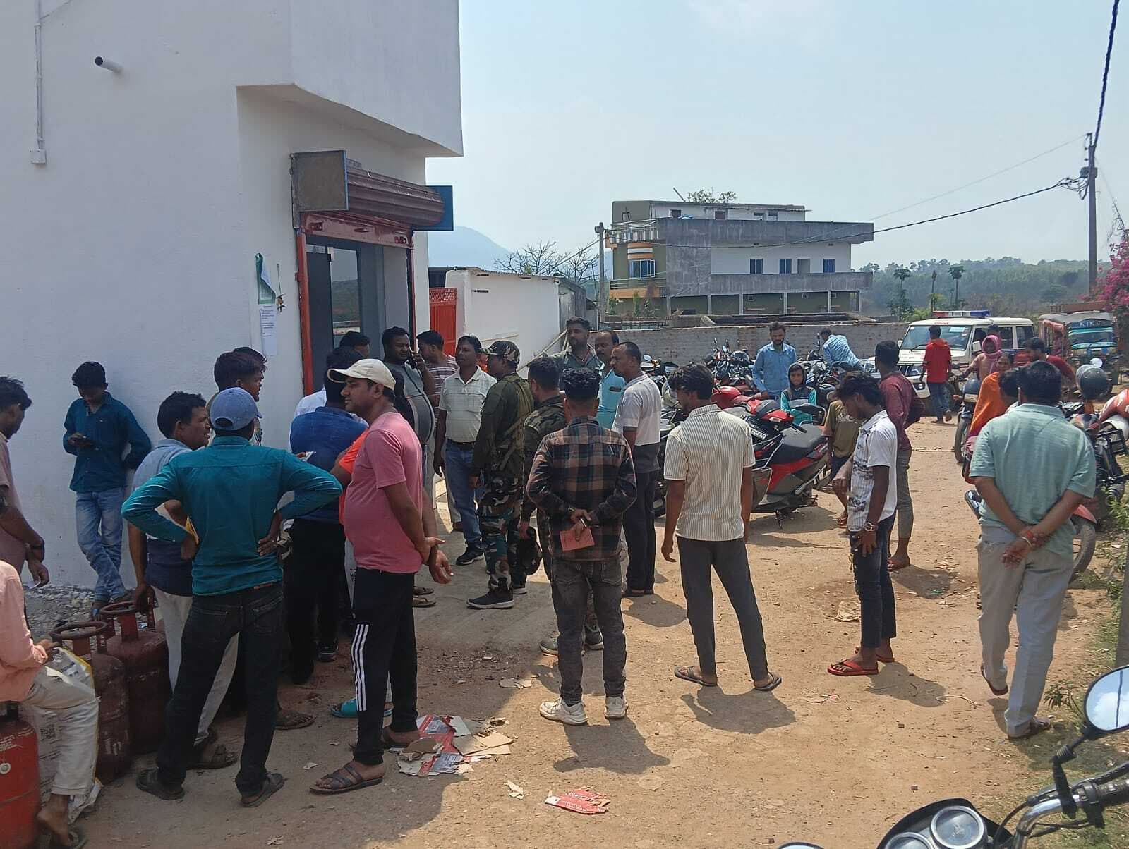 Giridih News :केवाइसी के नाम पर अवैध वसूली का आरोप लगा लोगों ने किया हंगामा