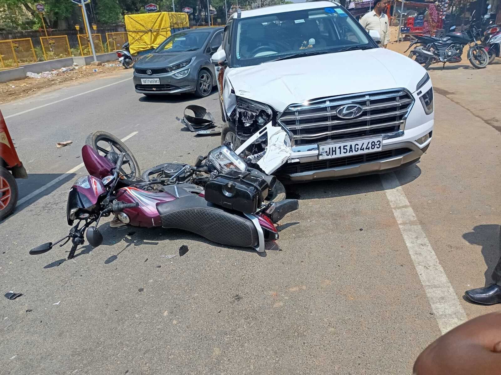 Giridih News :कार की चपेट में आने से बाइक सवार गंभीर