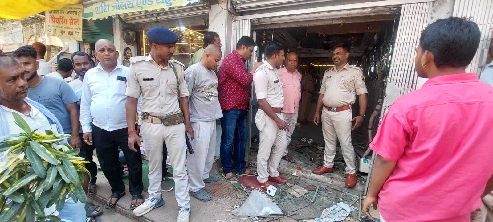 दंडाधिकारी की निगरानी में ज्वेलर्स दुकान में लगे ताला को खुलवाया