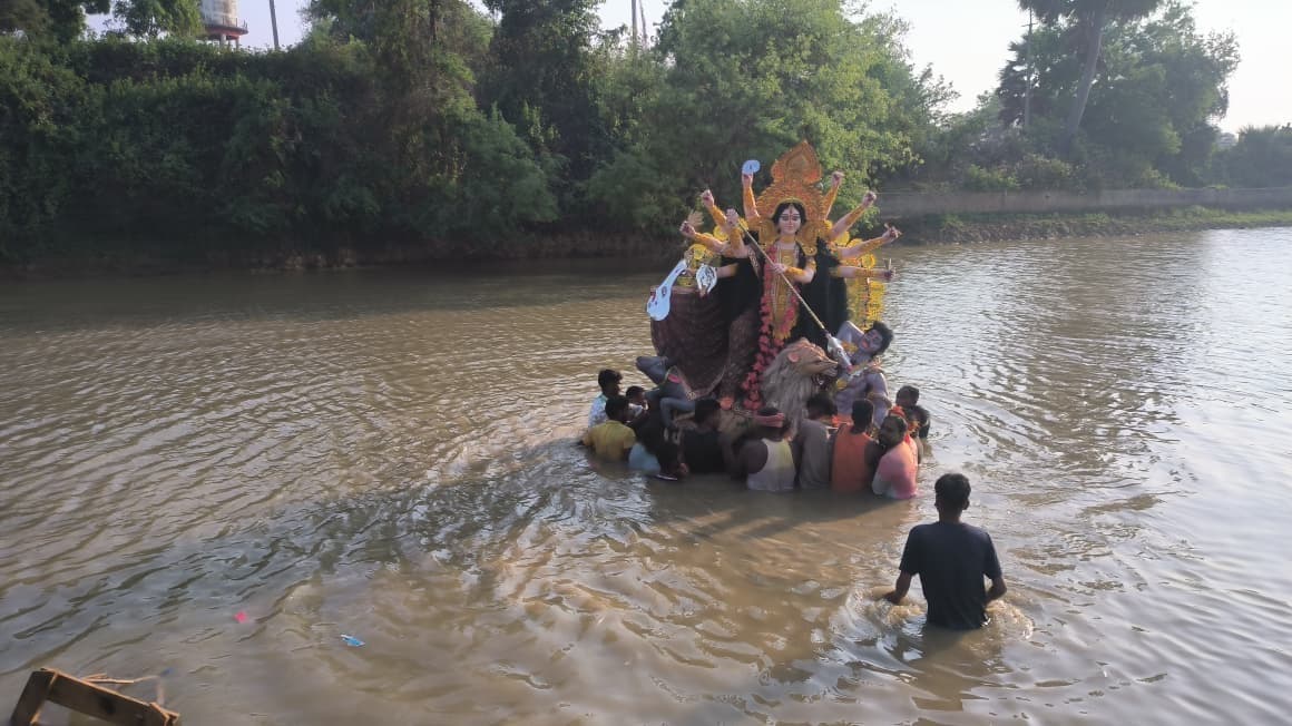 नम आंखों से दी मां को विदाई