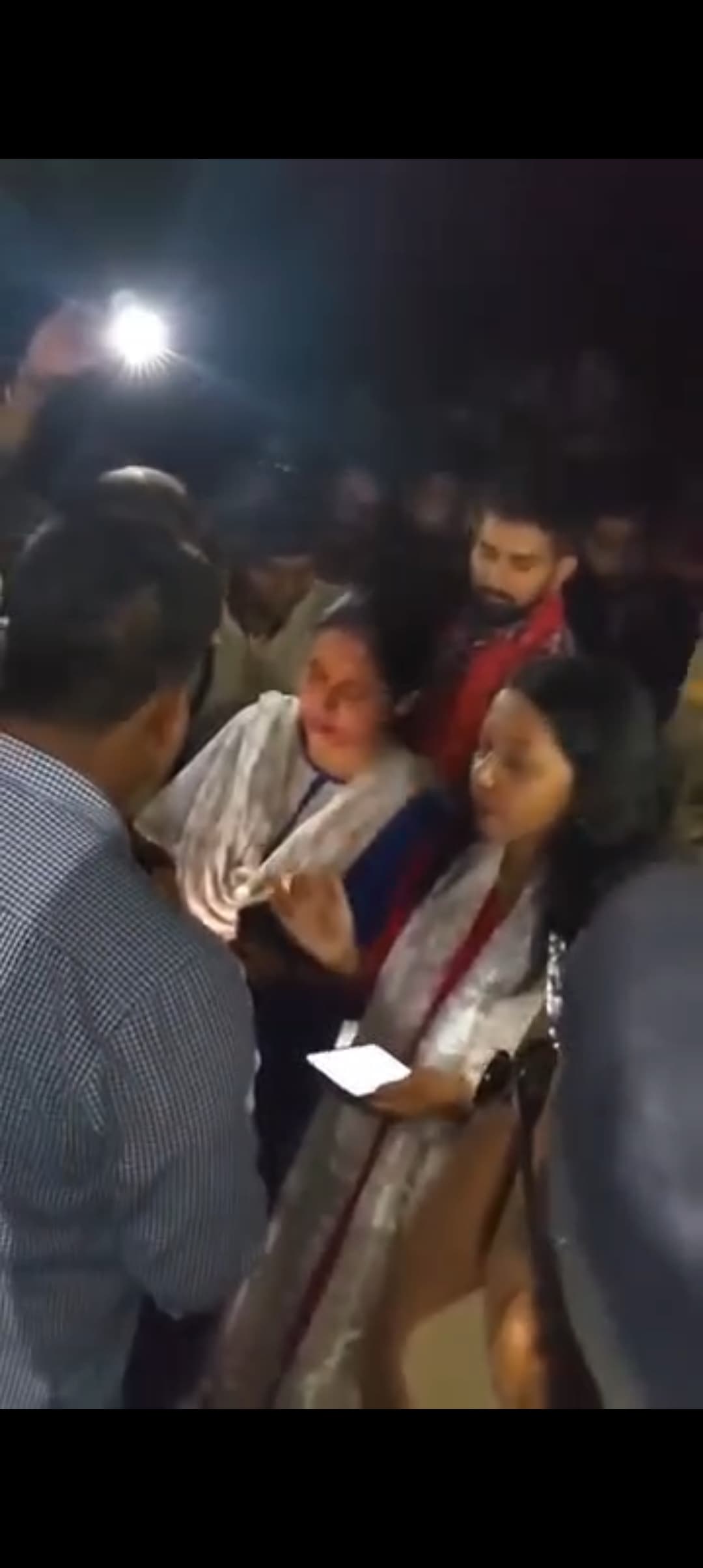 ट्रांसफाॅर्मर का फ्यूज जोड़ते समय वार्ड सदस्य के पति की करेंट से मौत