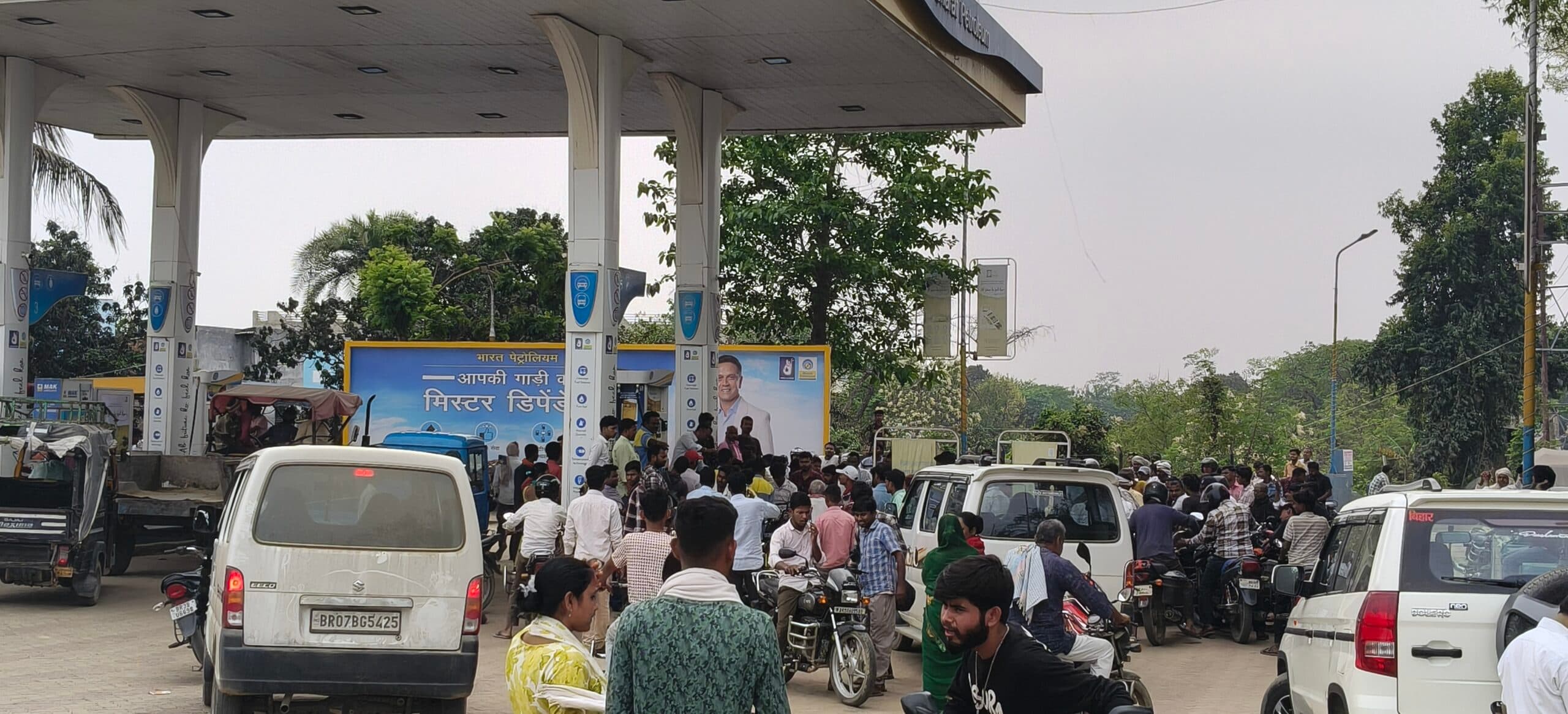 अफवाह की वजह से पेट्रोल पंप पर लगी वाहन चालकों की भीड़