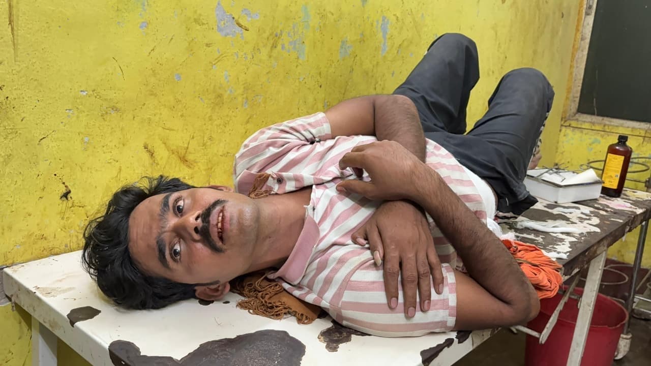 जमीन विवाद में विसर्जन जुलूस में युवक पर चाकू से हमला, हालत गंभीर