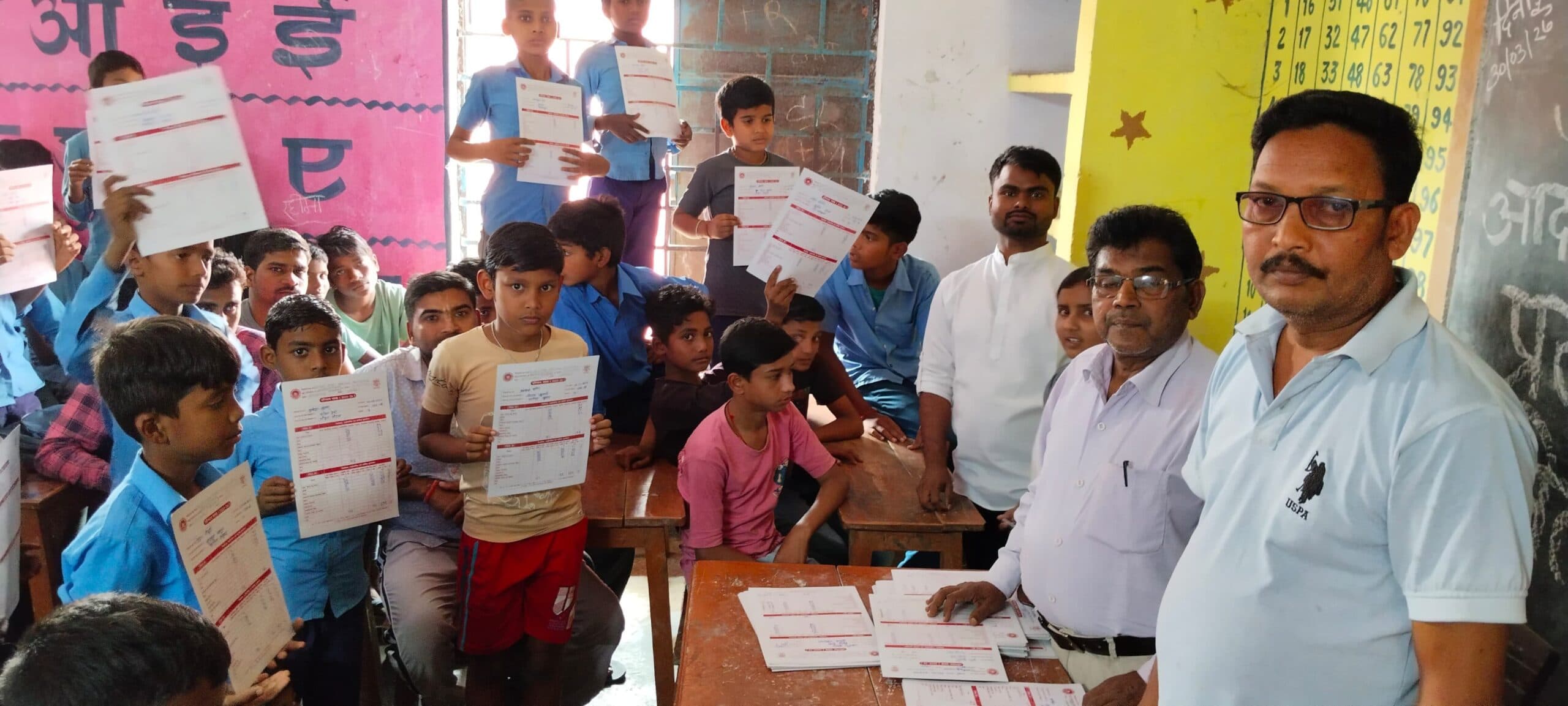 छात्र-छात्राओं के बीच प्रगति प्रमाण पत्र किया गया वितरण