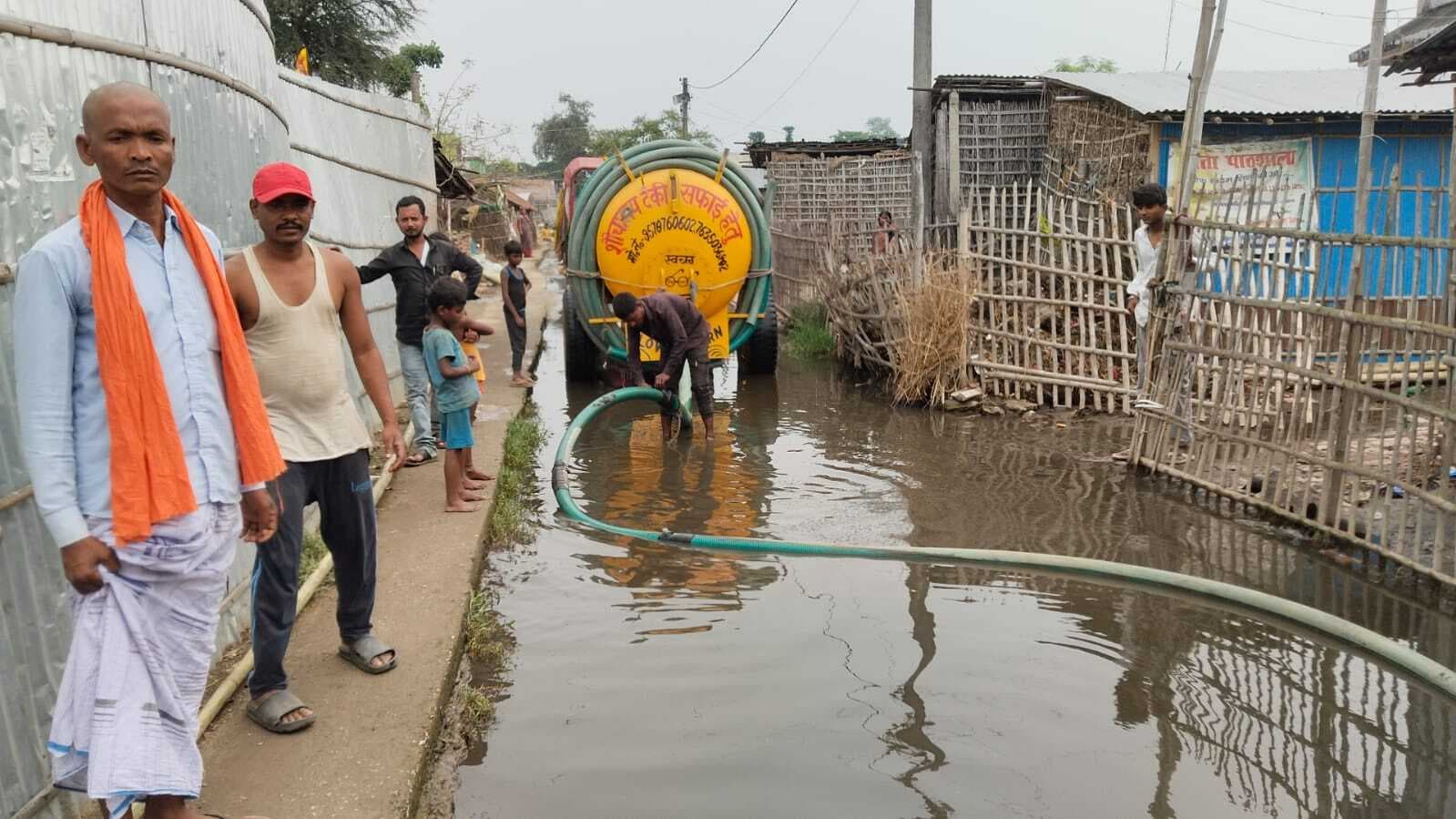 बसगाड़ा में महीनों से जमे गंदे पानी की निकासी, सरपंच प्रतिनिधि ने कराई