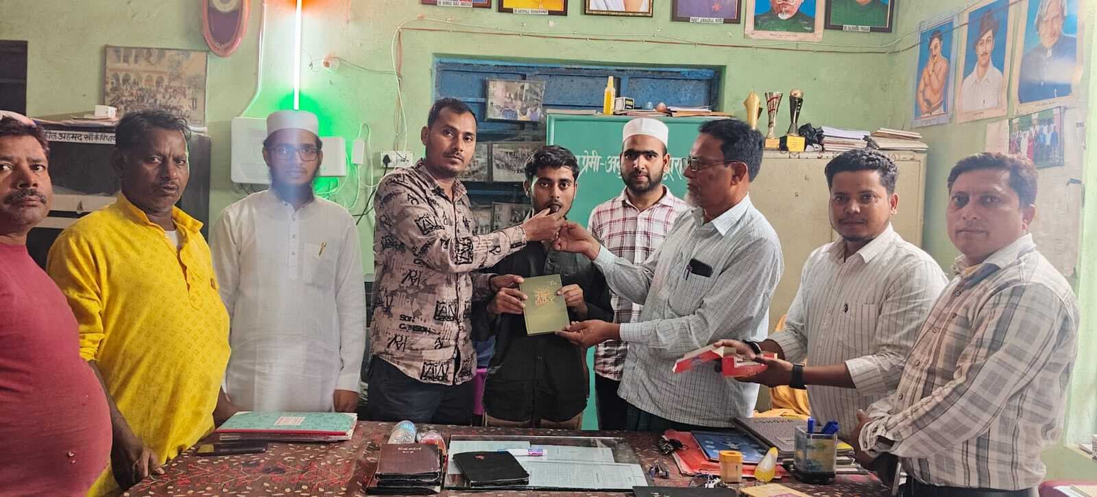 मैट्रिक में जिला में 10वां स्थान पर रहे मुजस्सिम को किया सम्मानित