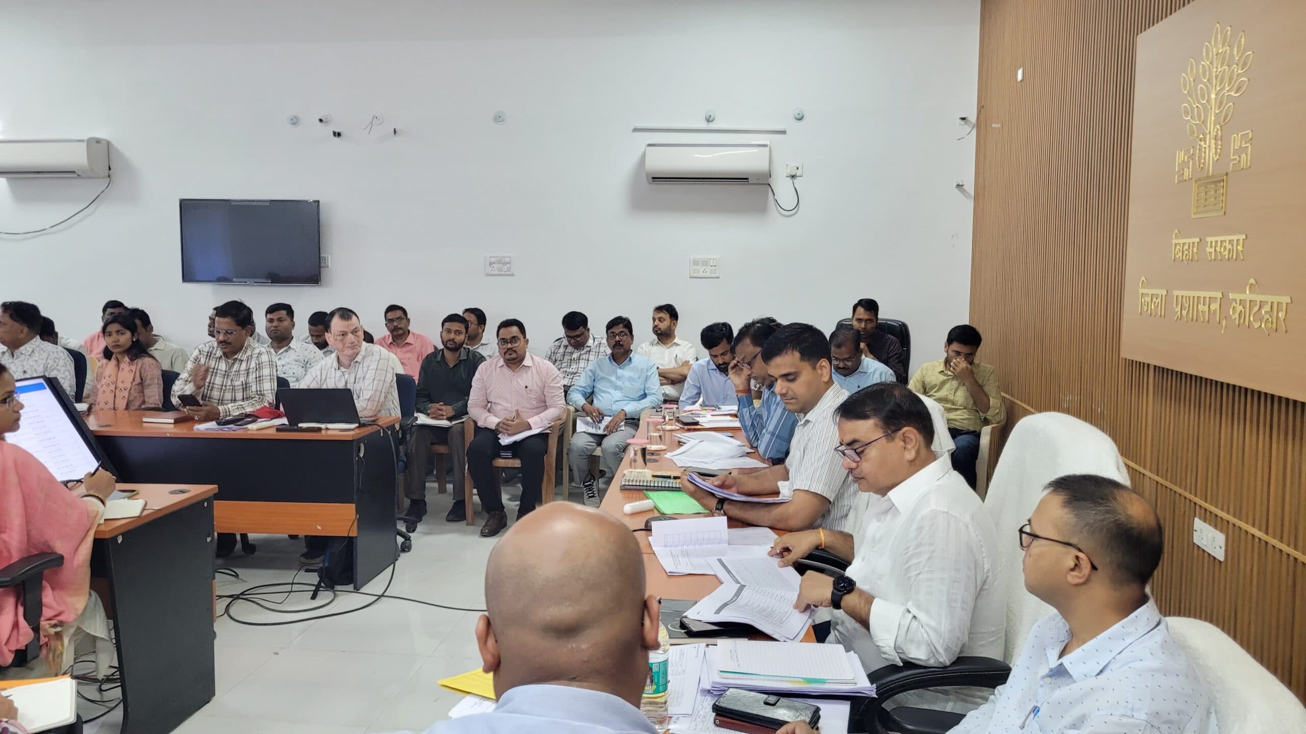 सभी लंबित भुगतान की प्रक्रिया आज हरहाल में सुनिश्चित करें: डीएम