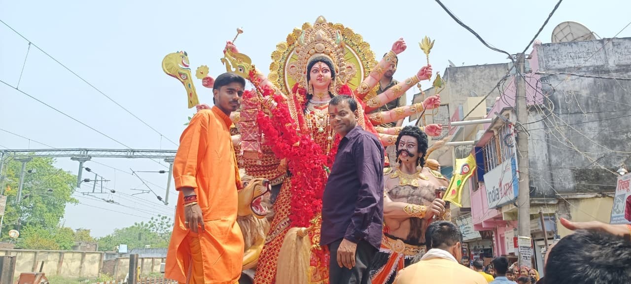 नम आंखों से मां दुर्गा की प्रतिमा को विदाई