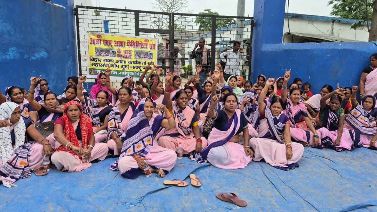 प्रोत्साहन राशि बकाया पर भड़की आशा, सीएचसी के गेट में जड़ा ताला
