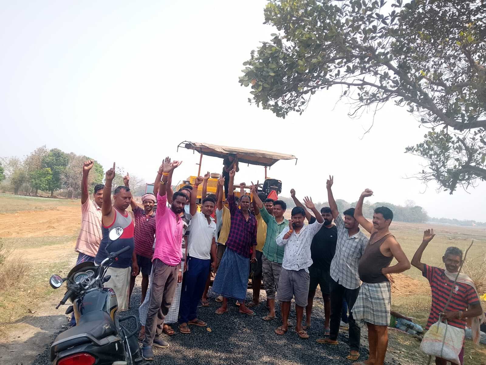 अनियमितता की शिकायत, ग्रामीणों ने बंद कराया सड़क निर्माण