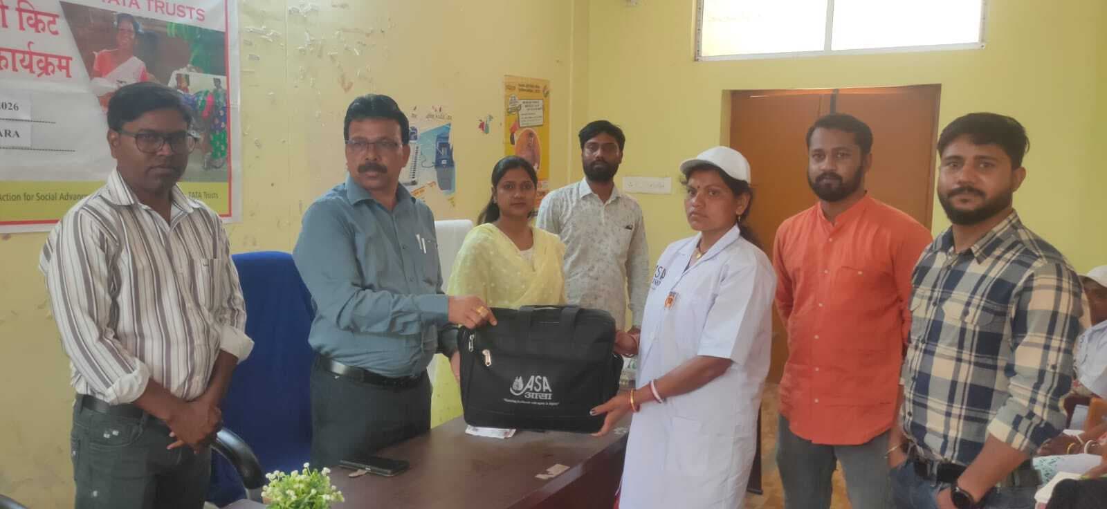 पशुपालन को बढ़ावा देने के लिए पशु किट वितरित