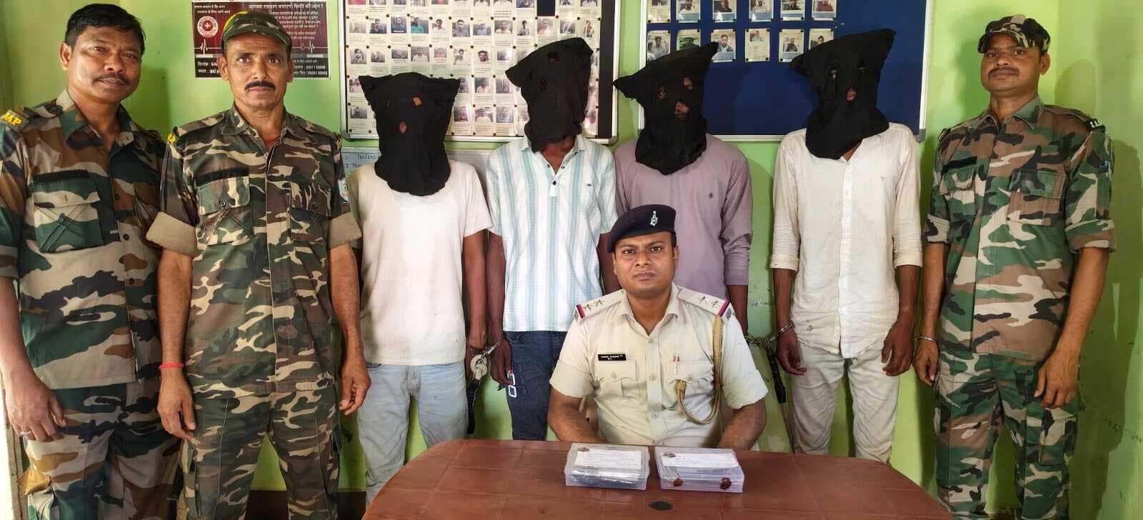 Deoghar news : कस्टमर केयर अधिकारी बनकर साइबर ठगी करने वाले दो सगे भाई समेत चार आरोपित गिरफ्तार