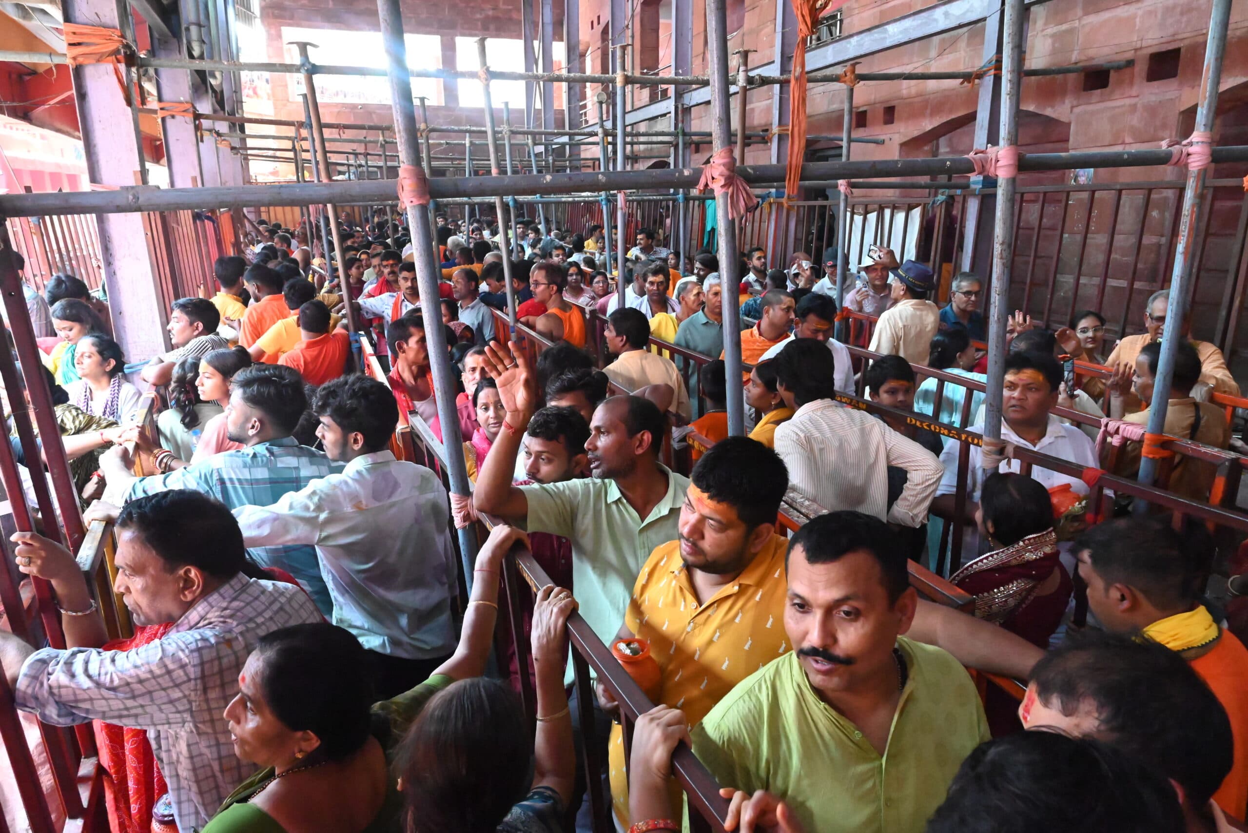 Deoghar News : बाबा मंदिर में बढ़ी भीड़, चार घंटे बाद बंद किया गया पट