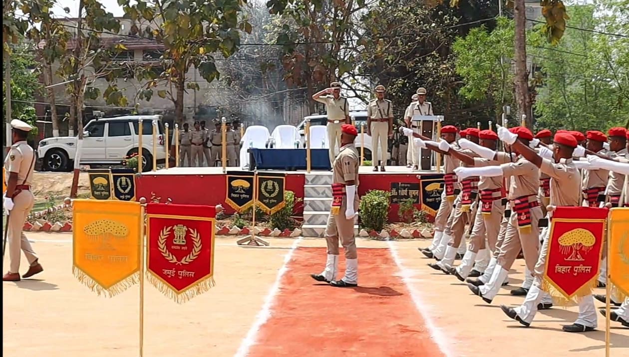 डीआइजी ने पुलिस लाइन में हथियारों के रख-रखाव की जांच