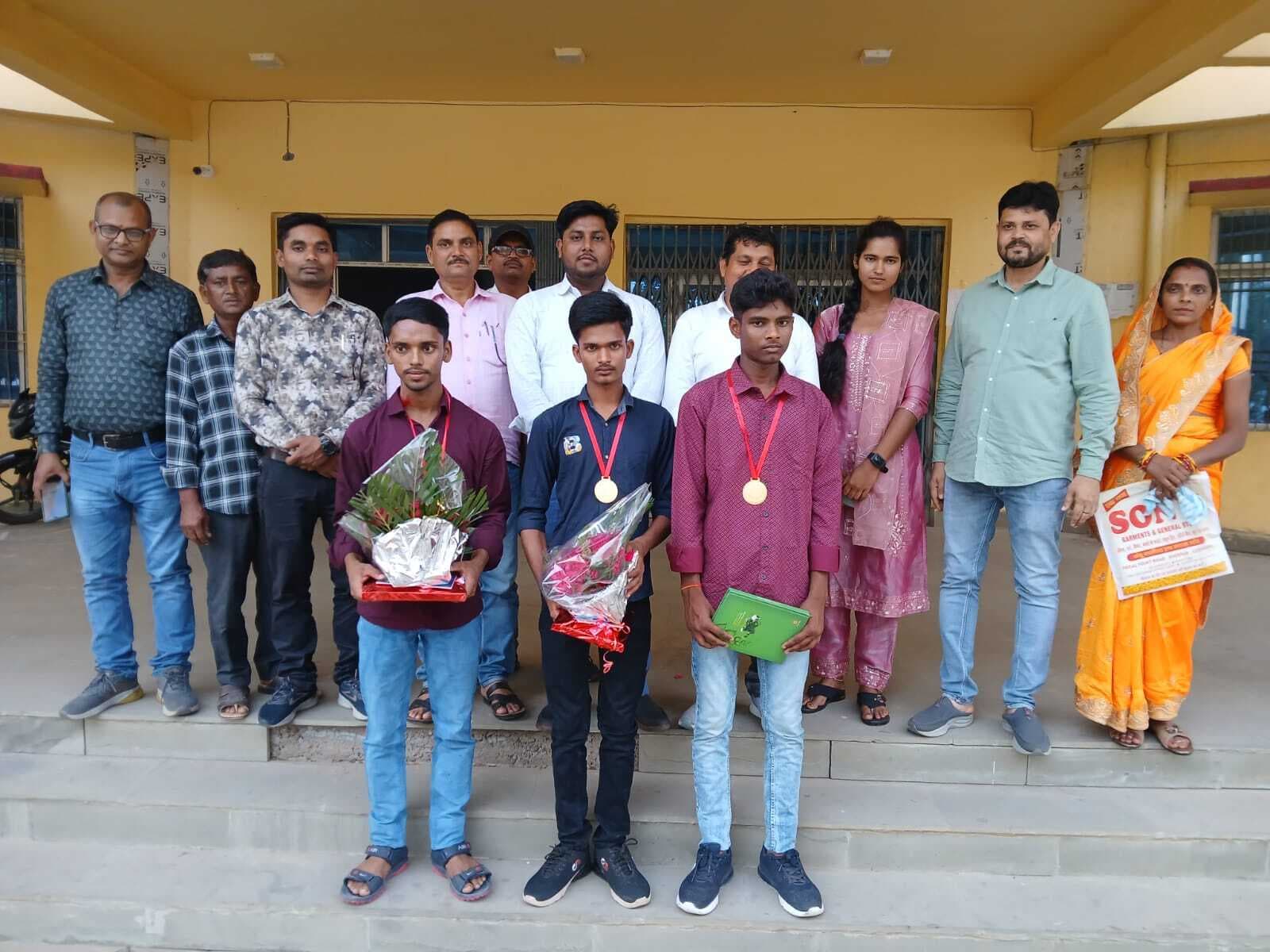 मैट्रिक परीक्षा में बेहतर प्रदर्शन करने वाले छात्रों को बीडीओ ने किया सम्मानित