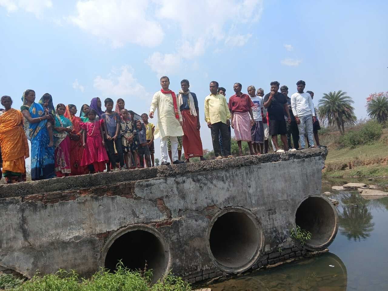 ग्रामीणों ने भाजपा नेता से की पुल निर्माण की मांग