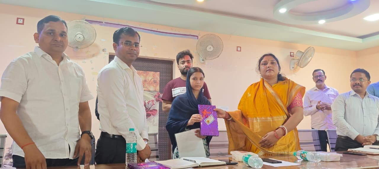 प्रखंड के दो टॉपर छात्र-छात्राओं को पंचायत समिति बैठक में किया सम्मानित