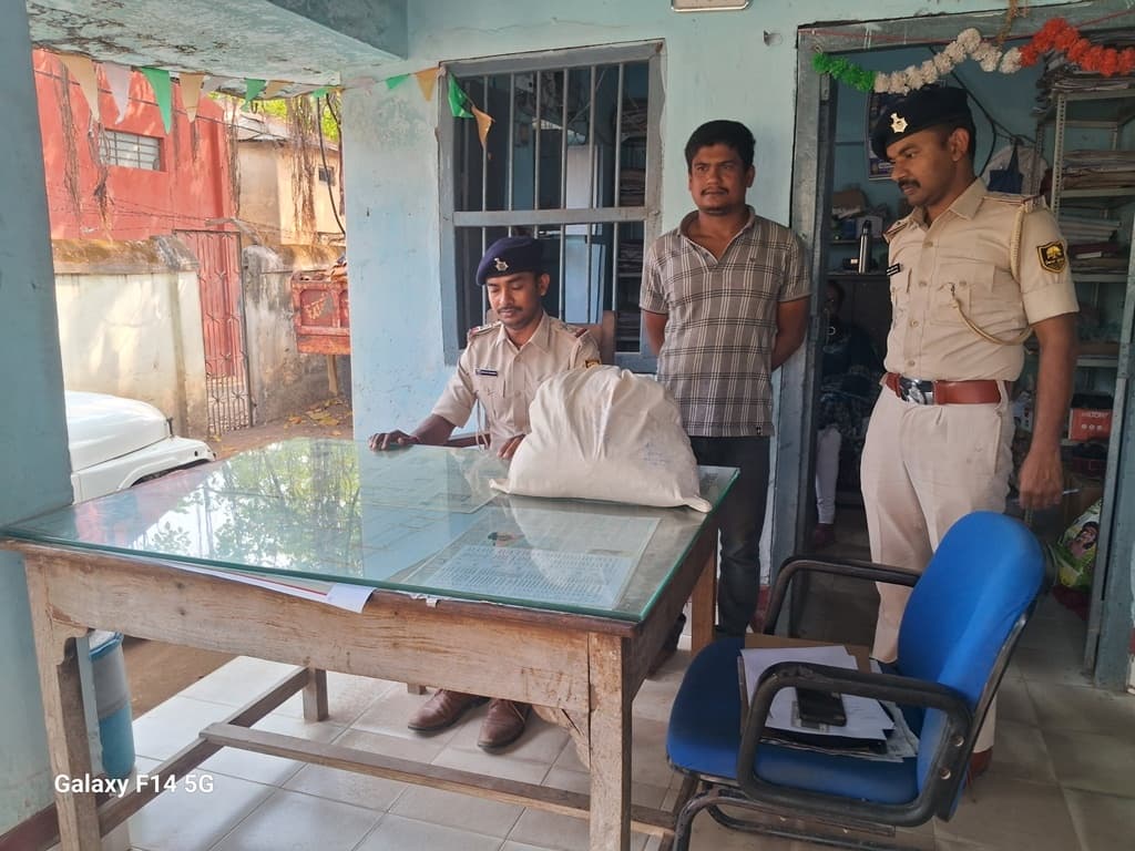 शंभुगंज में पुलिस ने डेढ़ किलो गांजा के साथ तस्कर को किया गिरफ्तार