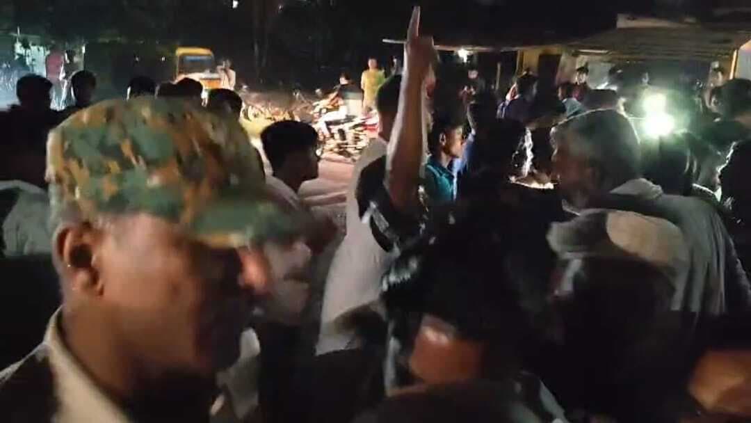 बस व जुगाड़ गाड़ी की टक्कर में चालक की मौत, सड़क जाम