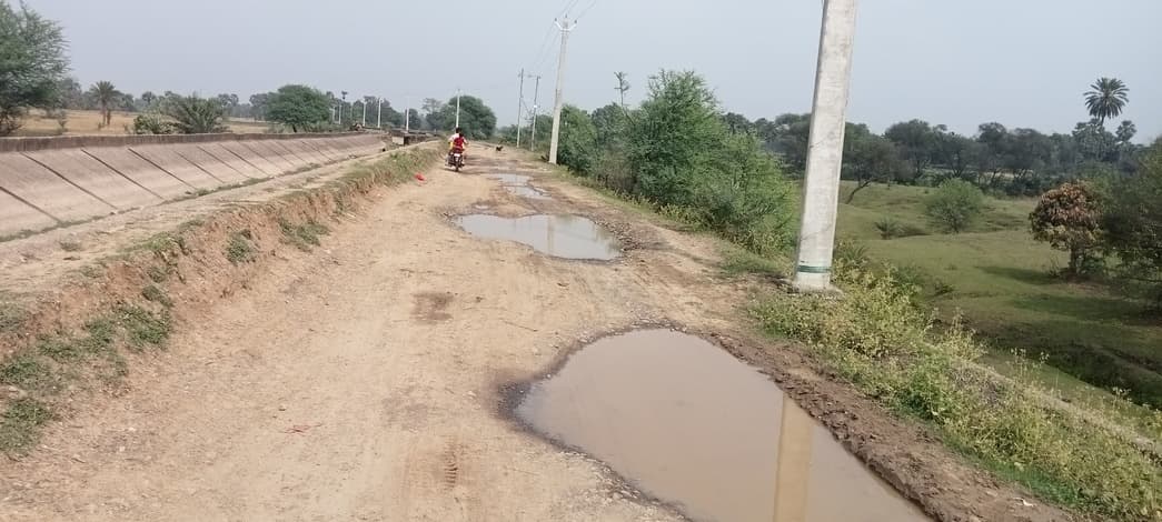 ठाकुरगंगटी में ग्रामीण सड़कें जर्जर, आवागमन हुआ चुनौतीपूर्ण