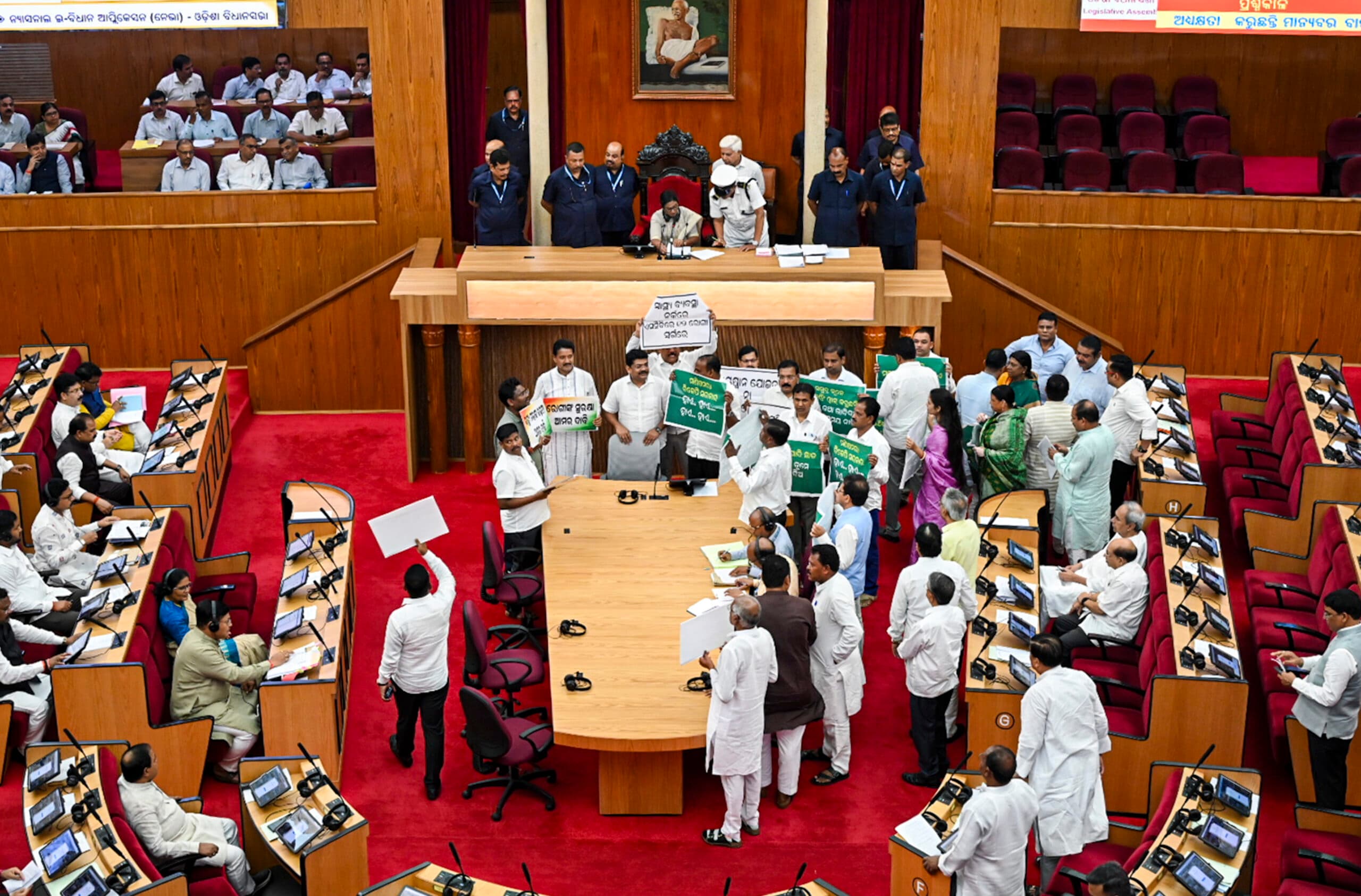 Bhubaneswar News: स्वास्थ्य मंत्री के इस्तीफा की मांग को लेकर विपक्षी विधायकों ने विधानसभा में किया प्रदर्शन